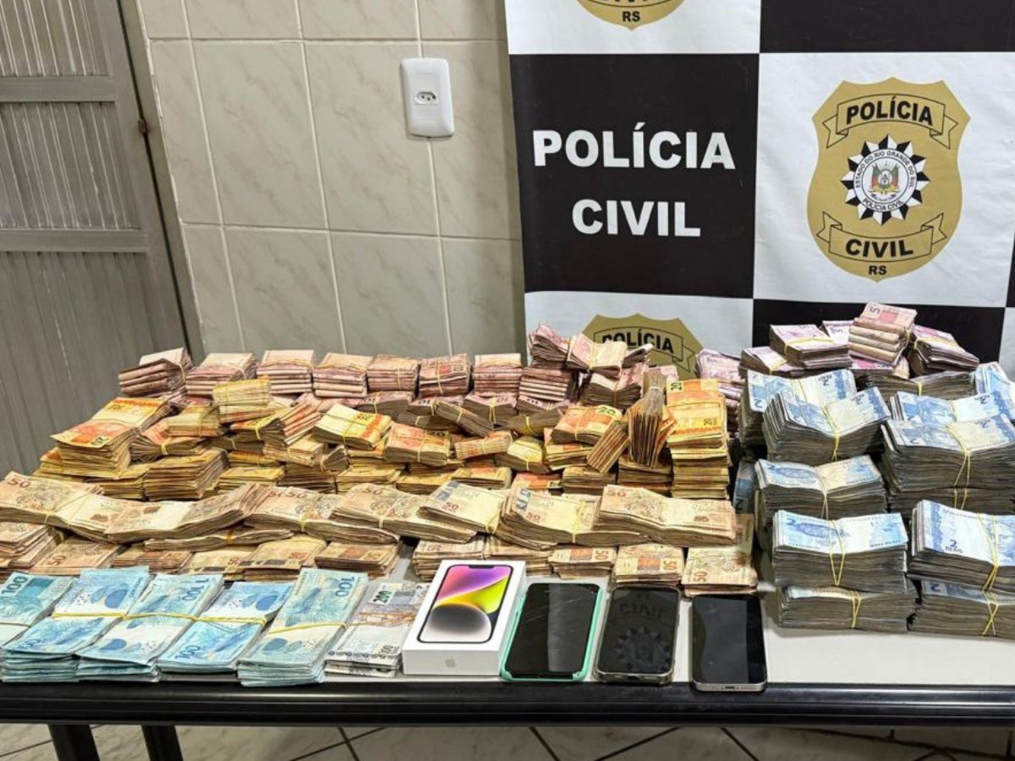 Fuzis e mais de R$ 300 mil são apreendidos com suspeito na região metropolitana