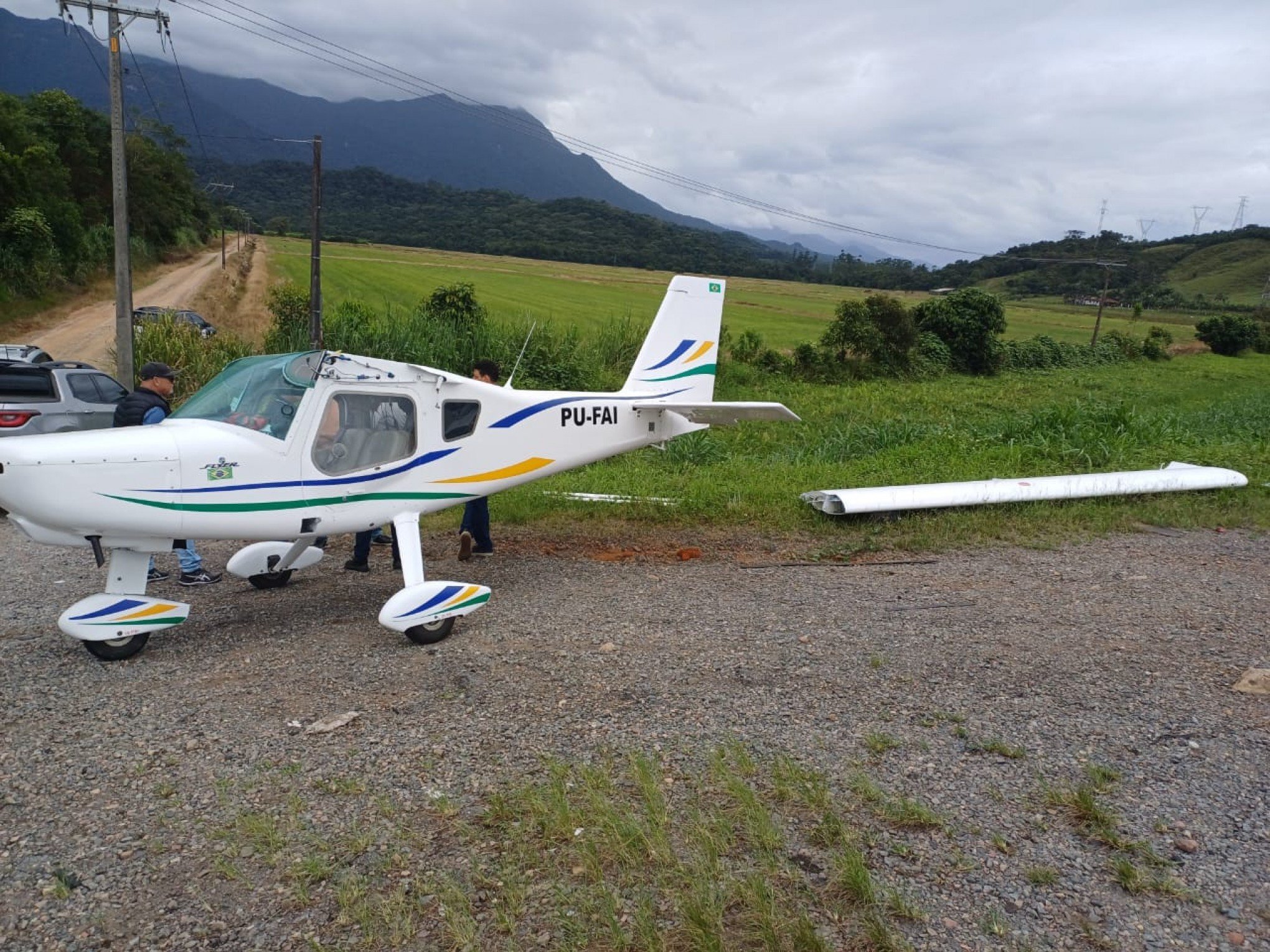VÍDEO: Avião pousa em meio ao trânsito na BR-101