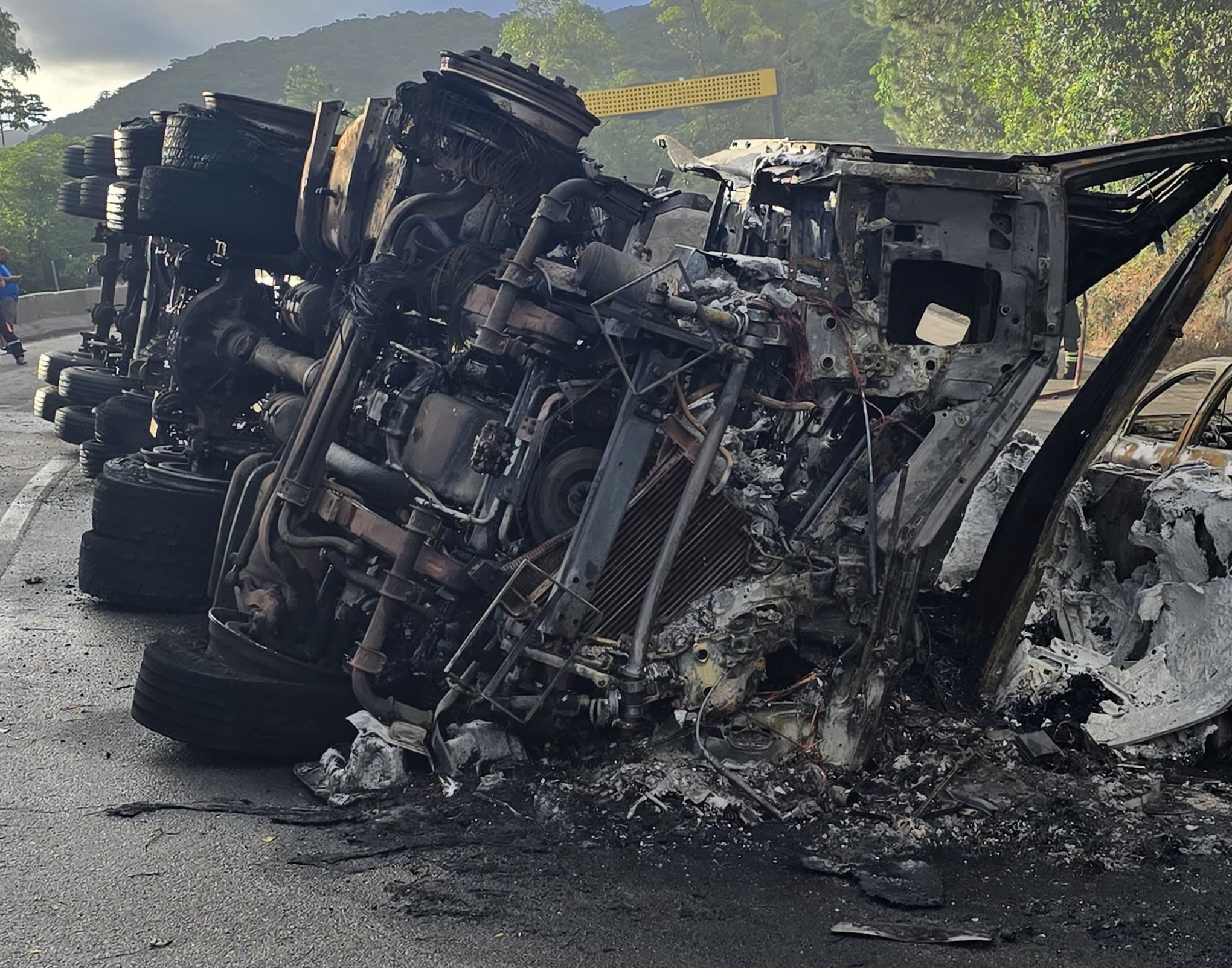 Após explosão de caminhão, trânsito está liberado na BR-101
