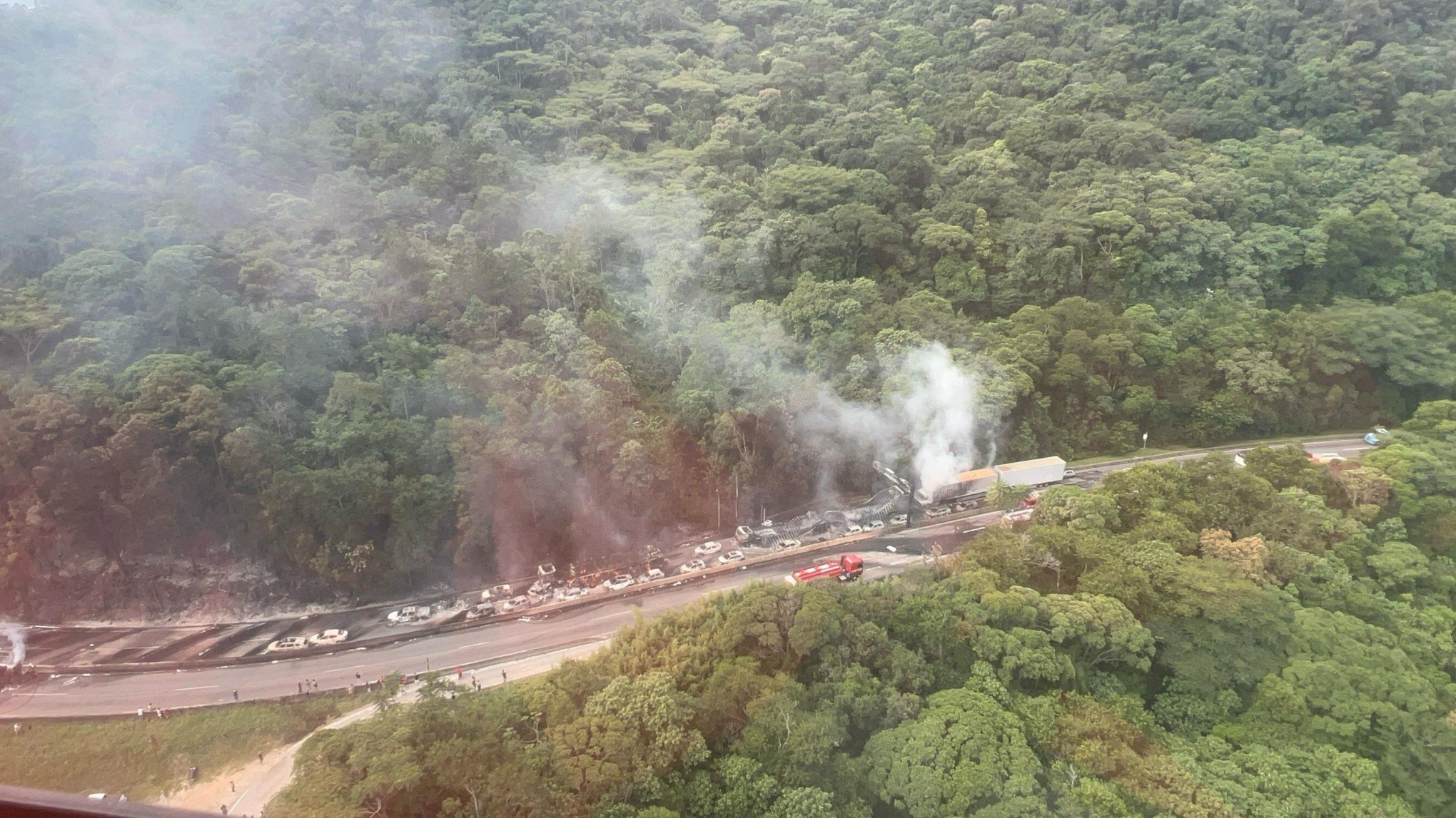 VÍDEO: Câmeras mostram o exato momento que carreta pega fogo e chamas se espalham entre veículos na BR-101