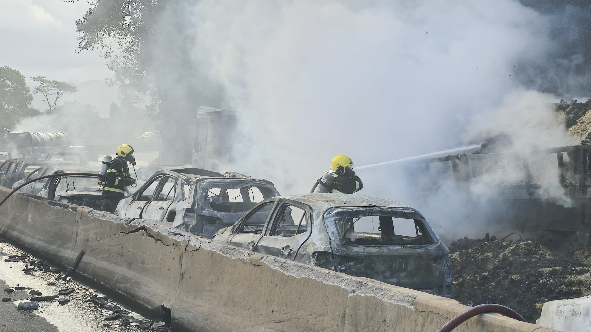 FOTOS: Novas imagens mostram extensão do estrago causado por carreta de combustível que explodiu na BR-101