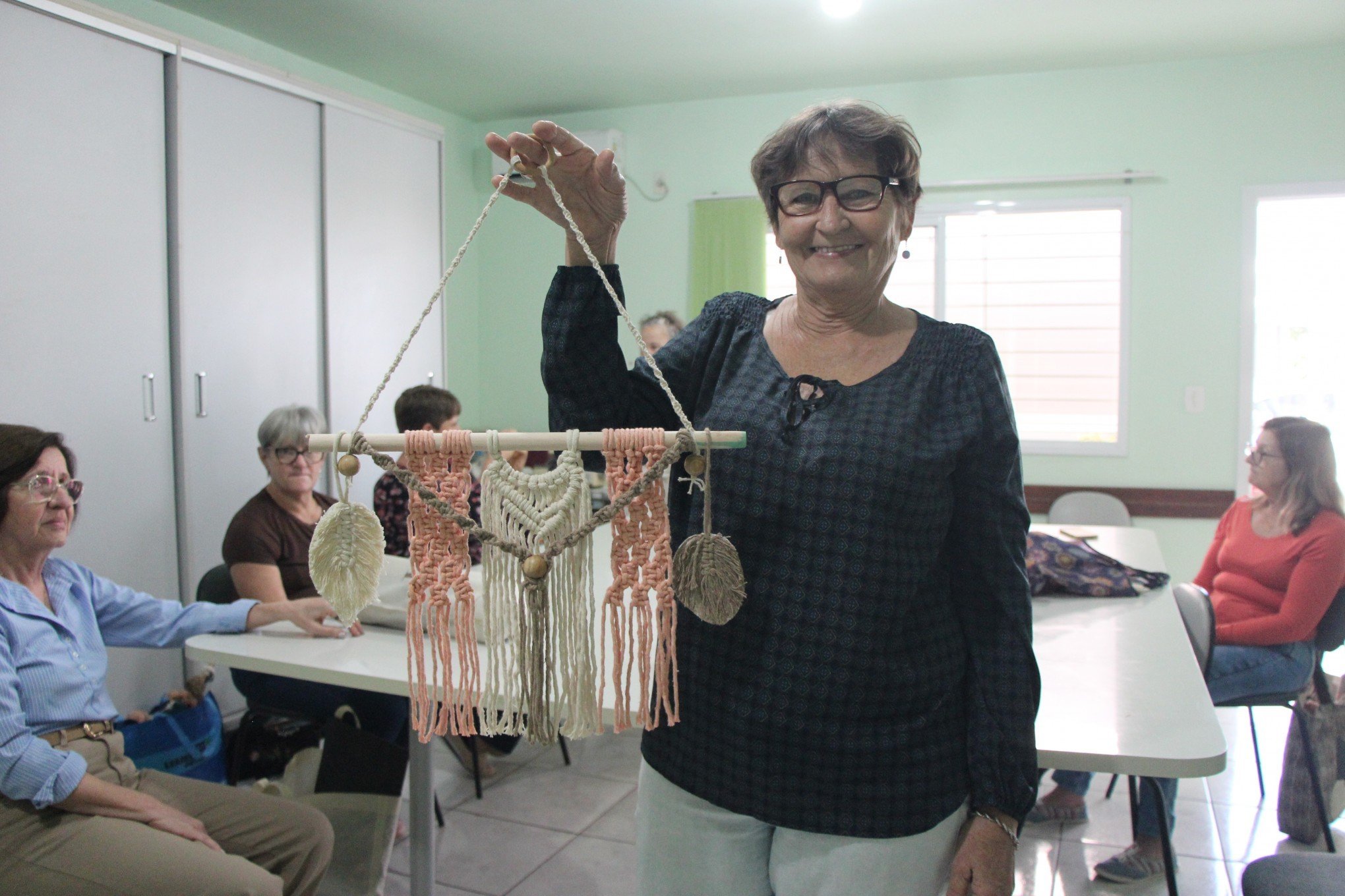 Oficina gratuita de macramê auxilia na autoestima de mulheres em Ivoti
