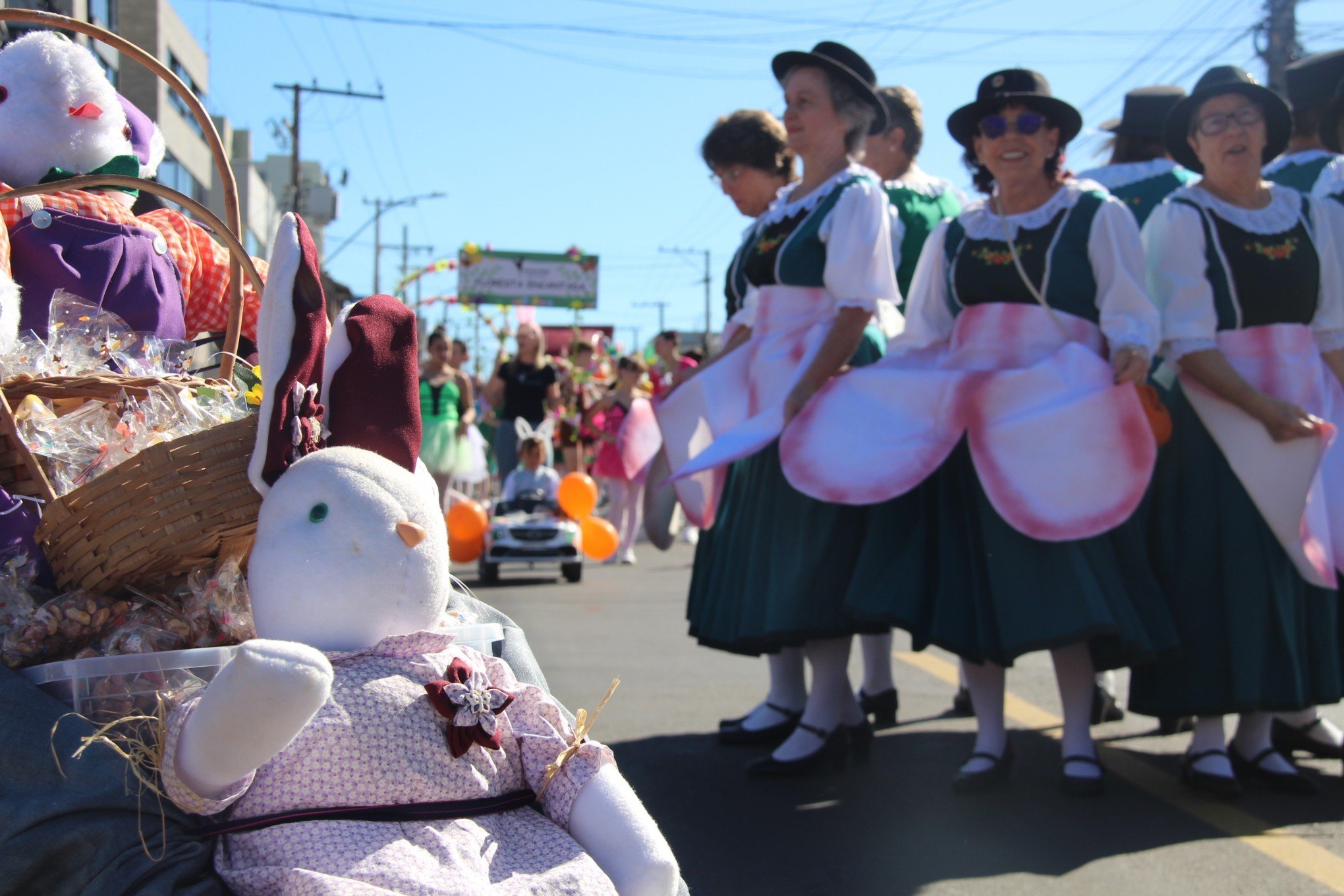 Cores e encanto tomam conta de Ivoti no desfile de Páscoa; veja fotos