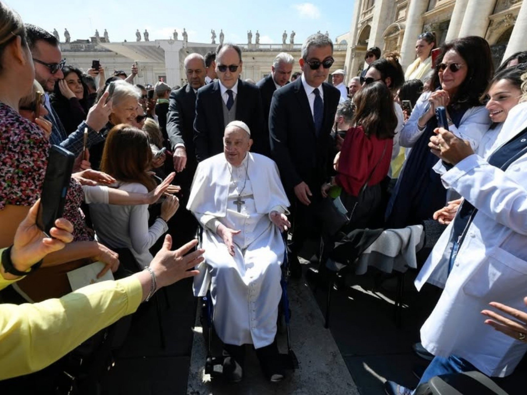 "Nem sempre é fácil": Papa Francisco aparece para fiéis pela primeira vez após internação; veja vídeo