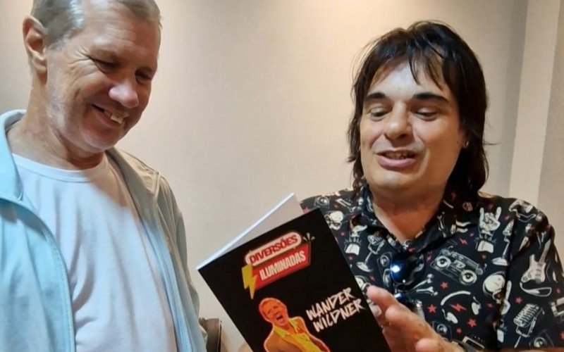 Wander Wildner presenteou Duda Calvin com seu novo livro | abc+