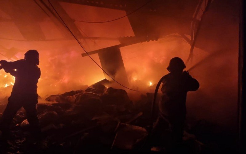 Bombeiros controlam incêndio em depósito às margens da RS-030 | abc+