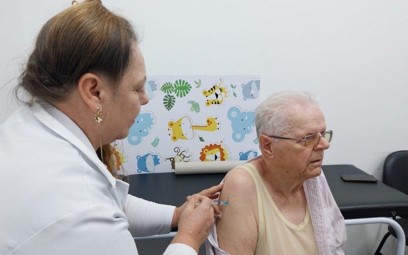 VACINA CONTRA GRIPE: aposentado Raul Henrique Porsche, 83 anos, vacinado pela técnica em enfermagem Salete Nunes Wagner | abc+