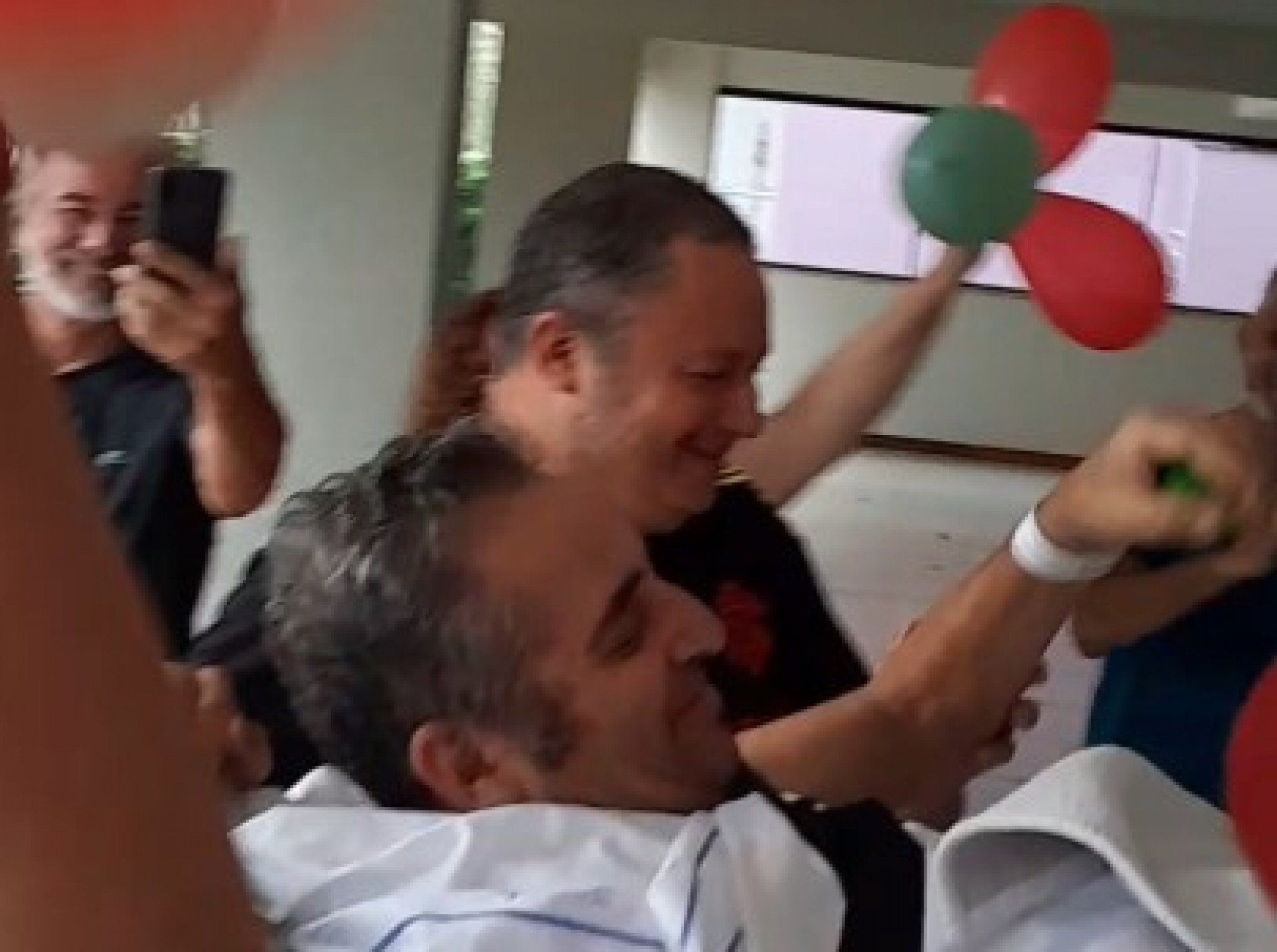 VÍDEO: Tenente aposentado da BM ferido em acidente com morte na RS-239 deixa hospital; veja recepção da família