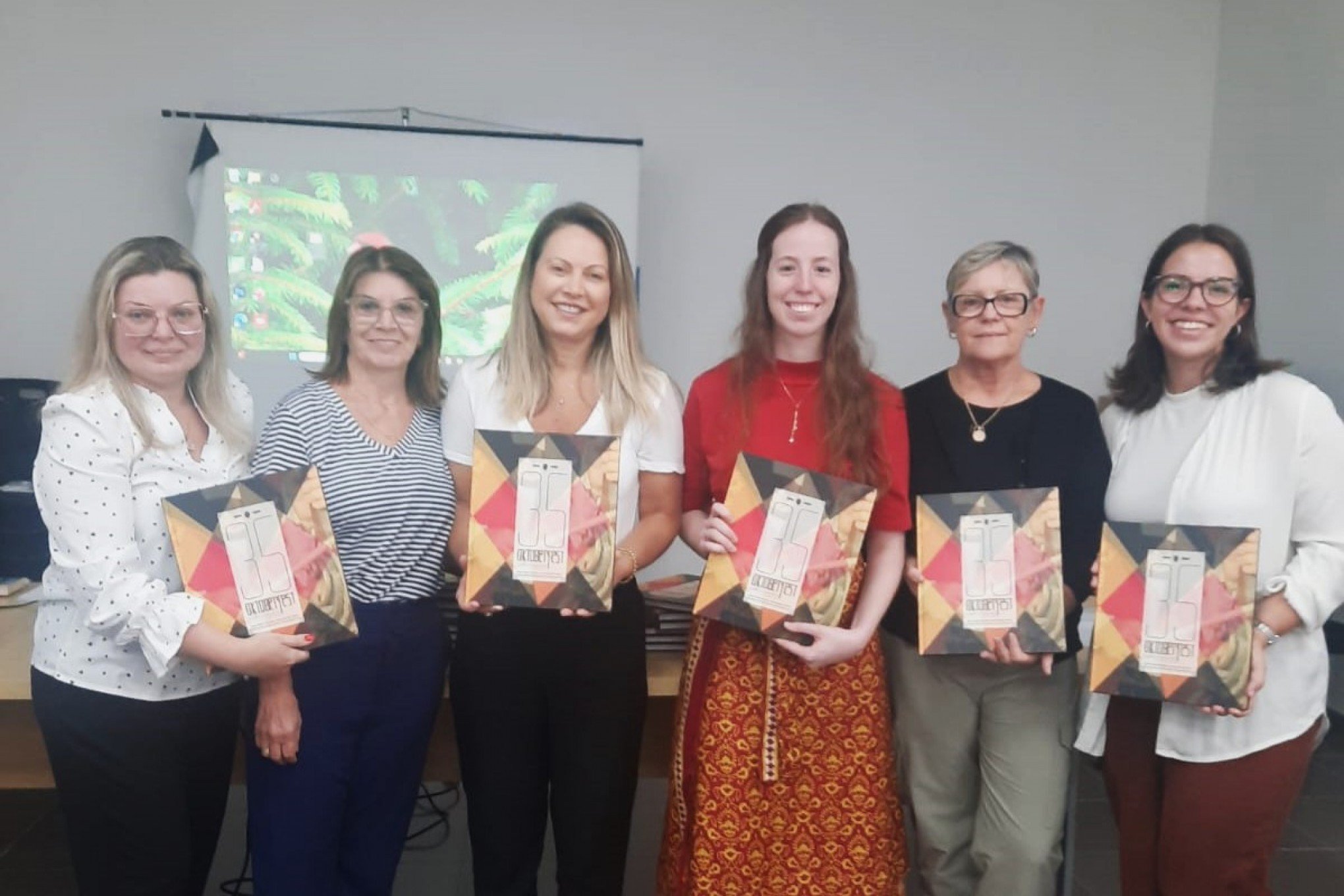 Escolas de Igrejinha recebem livro sobre a história da Oktoberfest