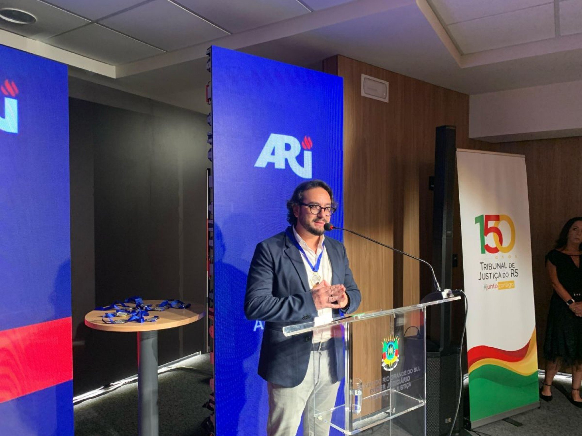 Jornalista Alisson Coelho, coordenador de curso da Feevale, recebe medalha Alberto André