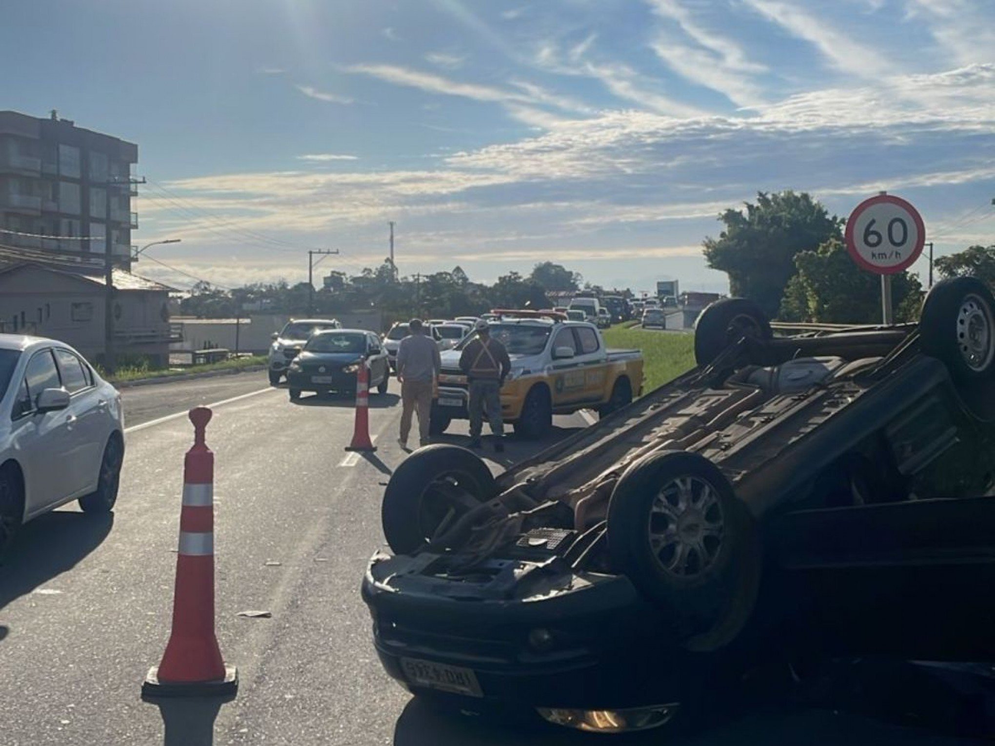 RS-239: Família estava em carro que capotou após motorista ter a frente cortada por outro veículo
