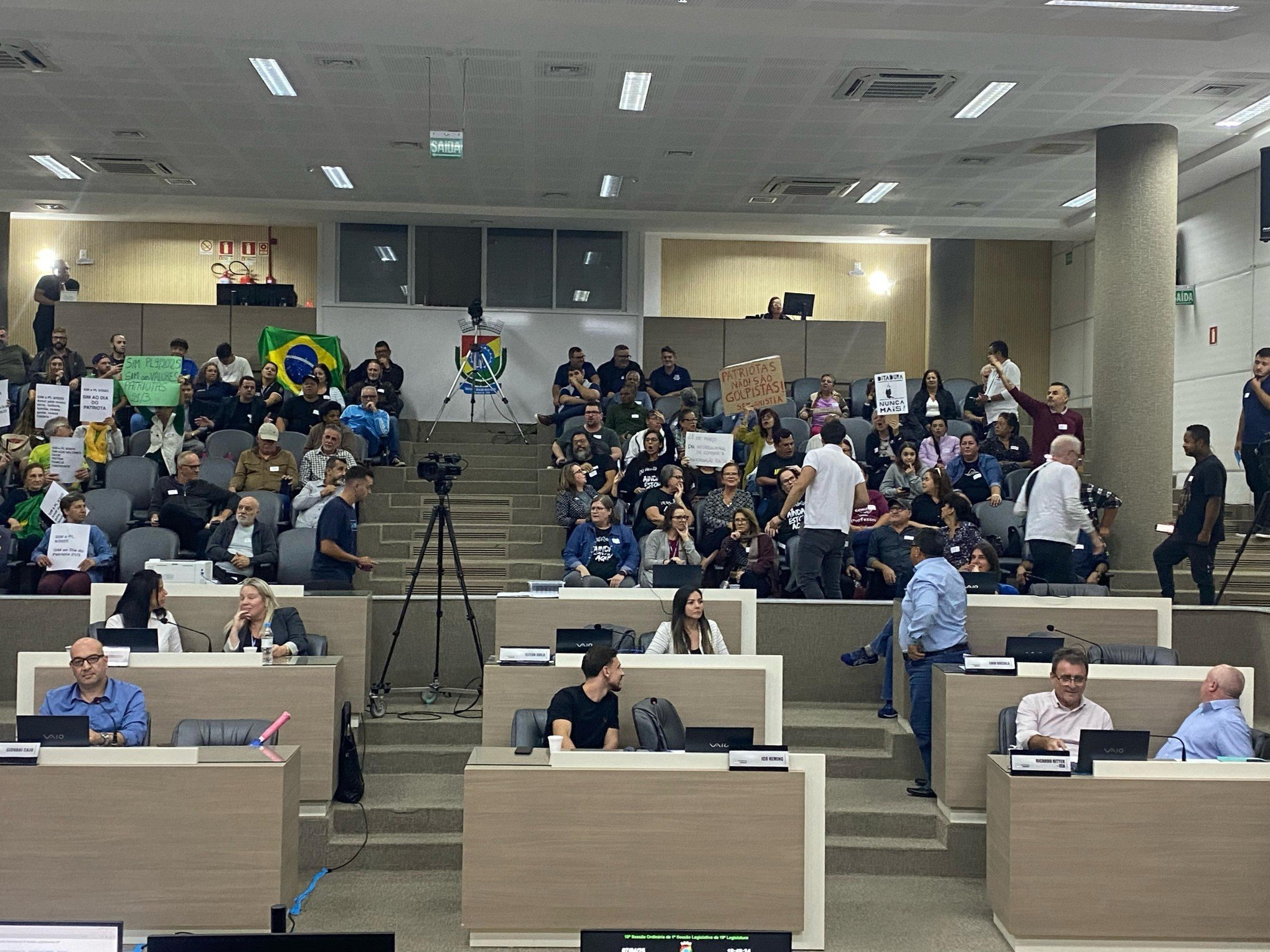 Câmara de Novo Hamburgo adia votação de projeto que cria o Dia Municipal do Patriota