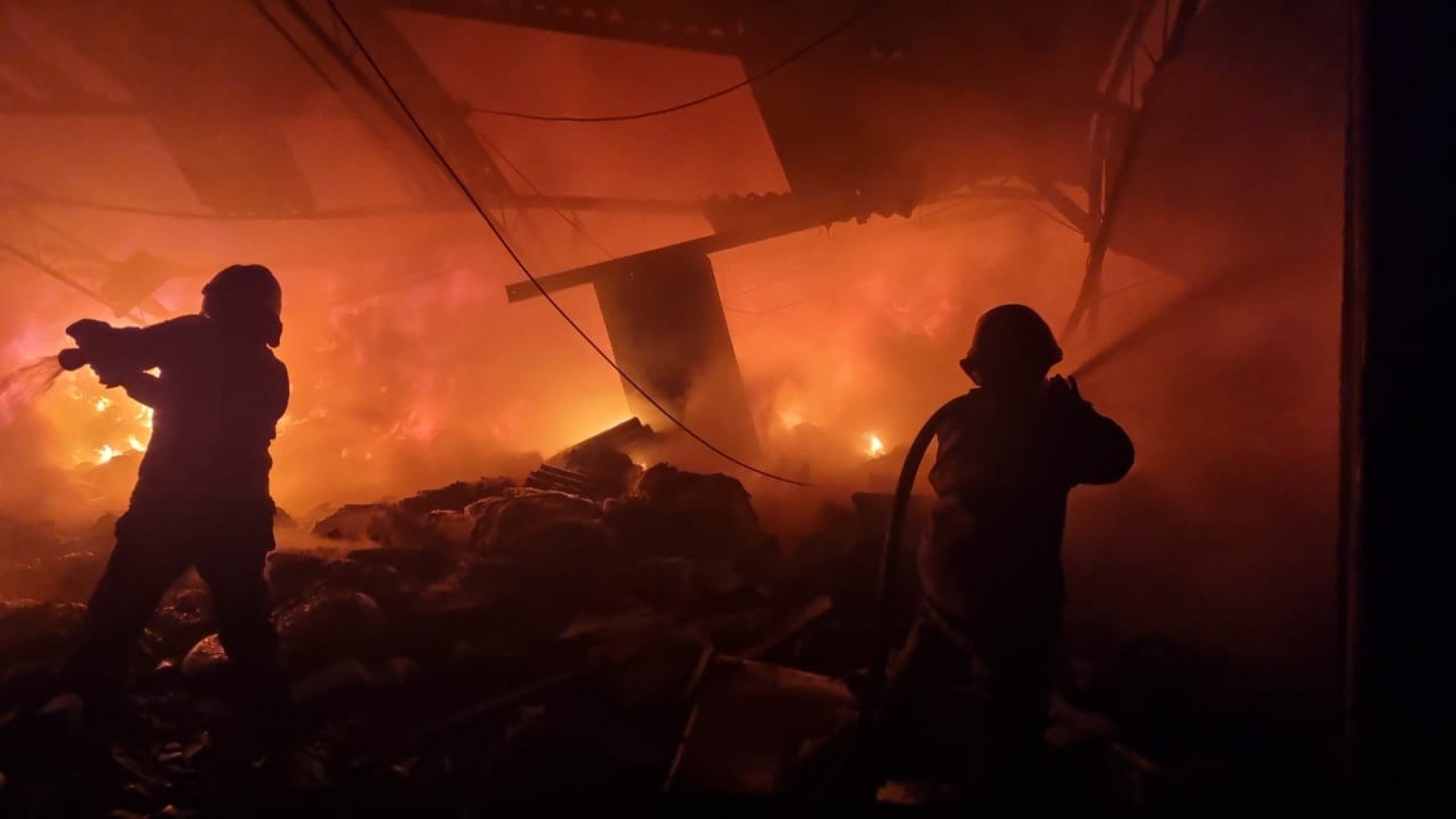 Bombeiros controlam incêndio em depósito às margens da RS-030