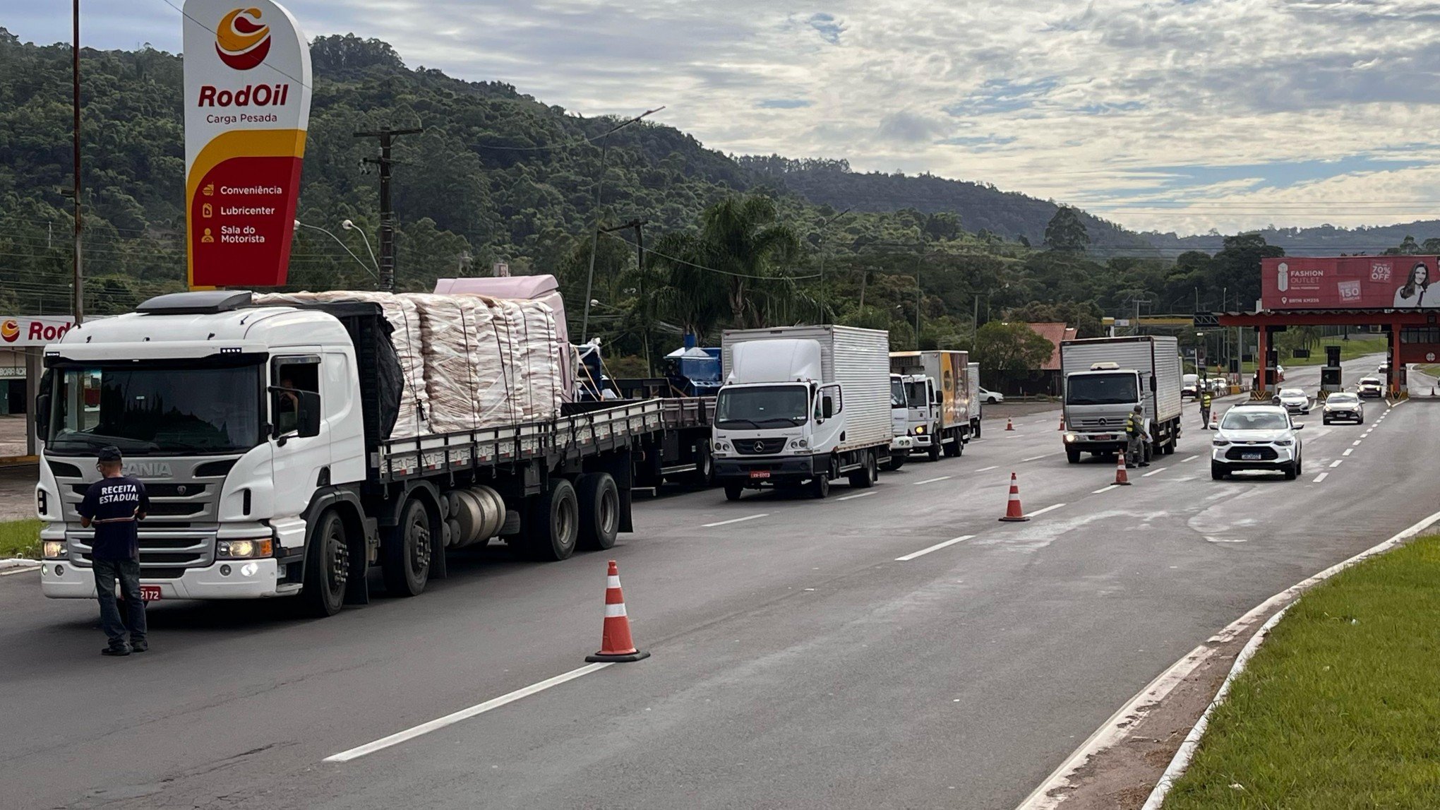 RS-239: Por que tantos caminhões estão parados junto à praça de pedágio de Campo Bom?