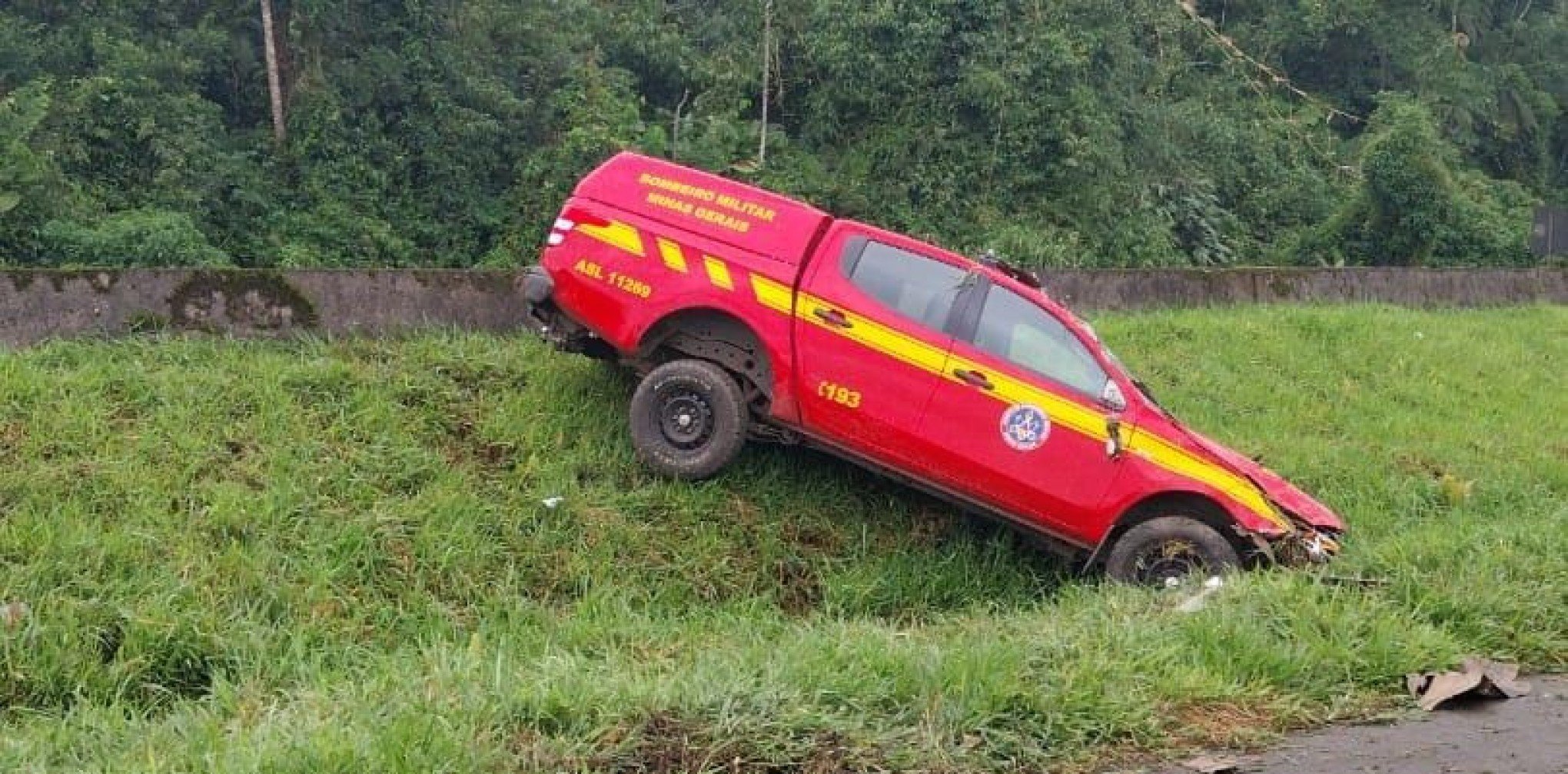 Bombeiros que estavam na região se acidentam na rodovia BR-116