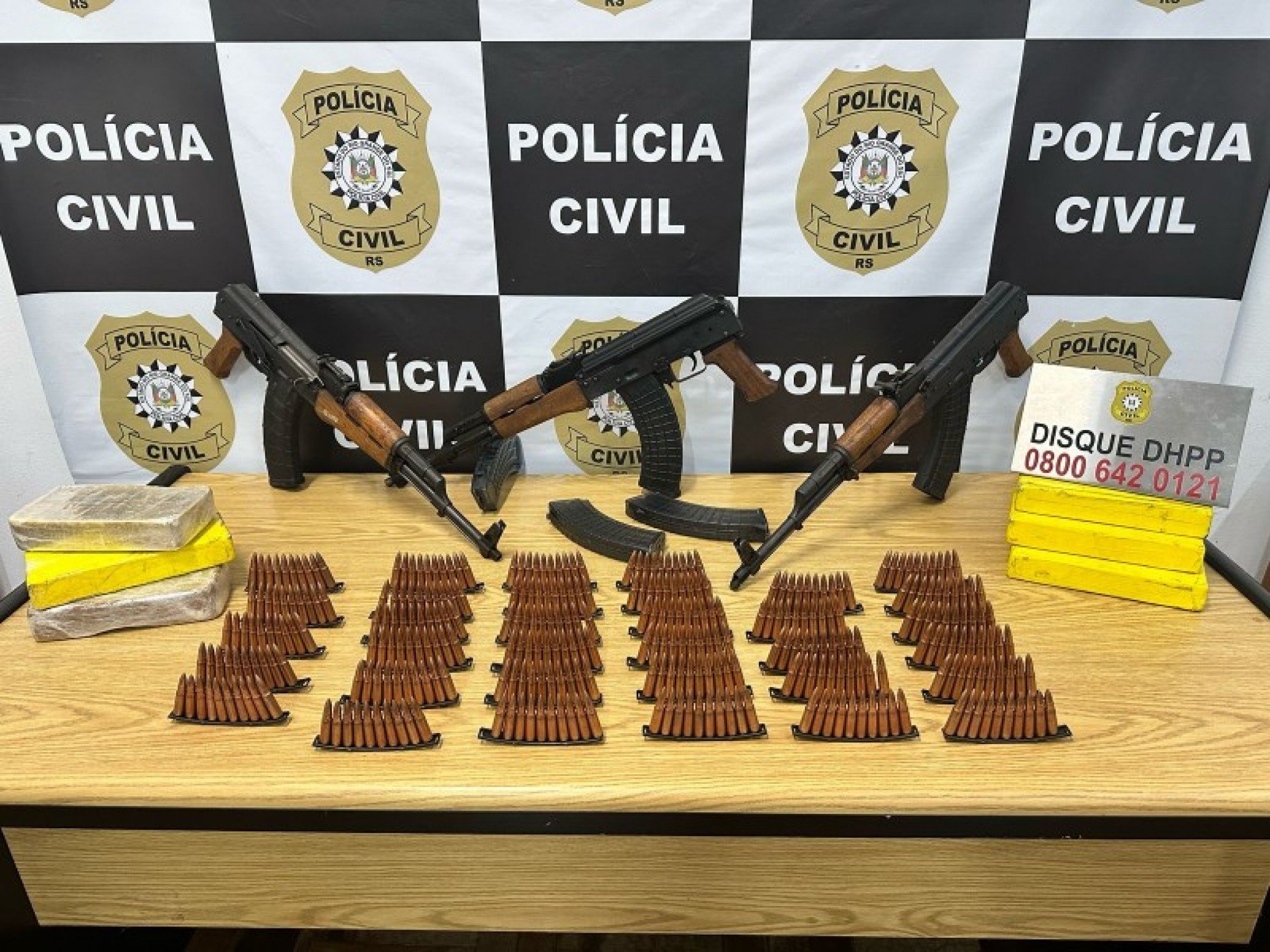 Armamento de guerra: polícia apreende três fuzis AK-47 na noite desta segunda-feira