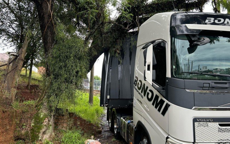 Carreta carregada com energéticos ficou encalhada quase 40 horas em rua de Novo Hamburgo | abc+