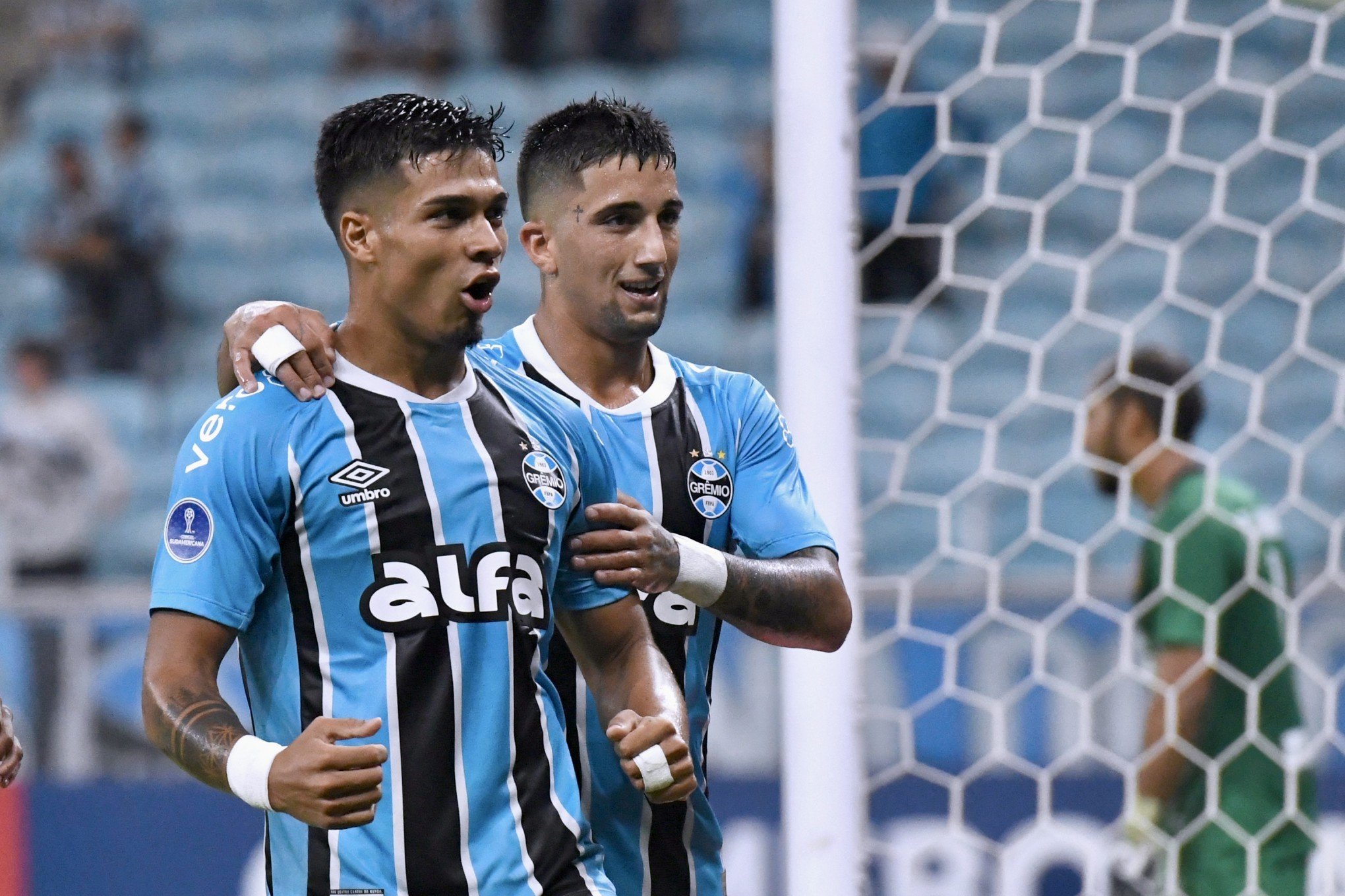 Com gols de Arezo e Kike Olivera, Grêmio vence o Atlético Grau pela Copa Sul-Americana
