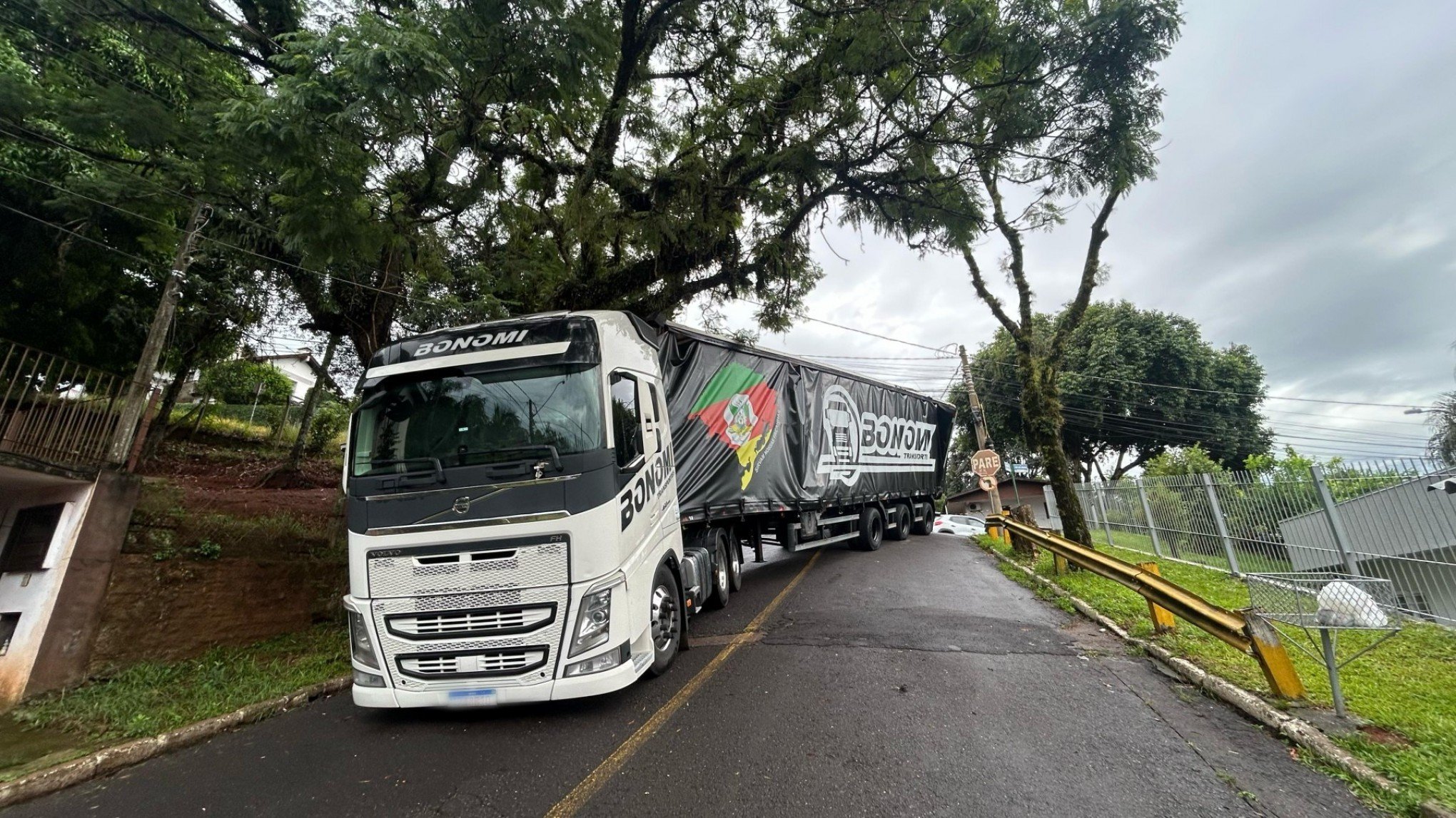 VÍDEO: Carreta carregada com energéticos está encalhada a mais de 24 horas em via de Novo Hamburgo