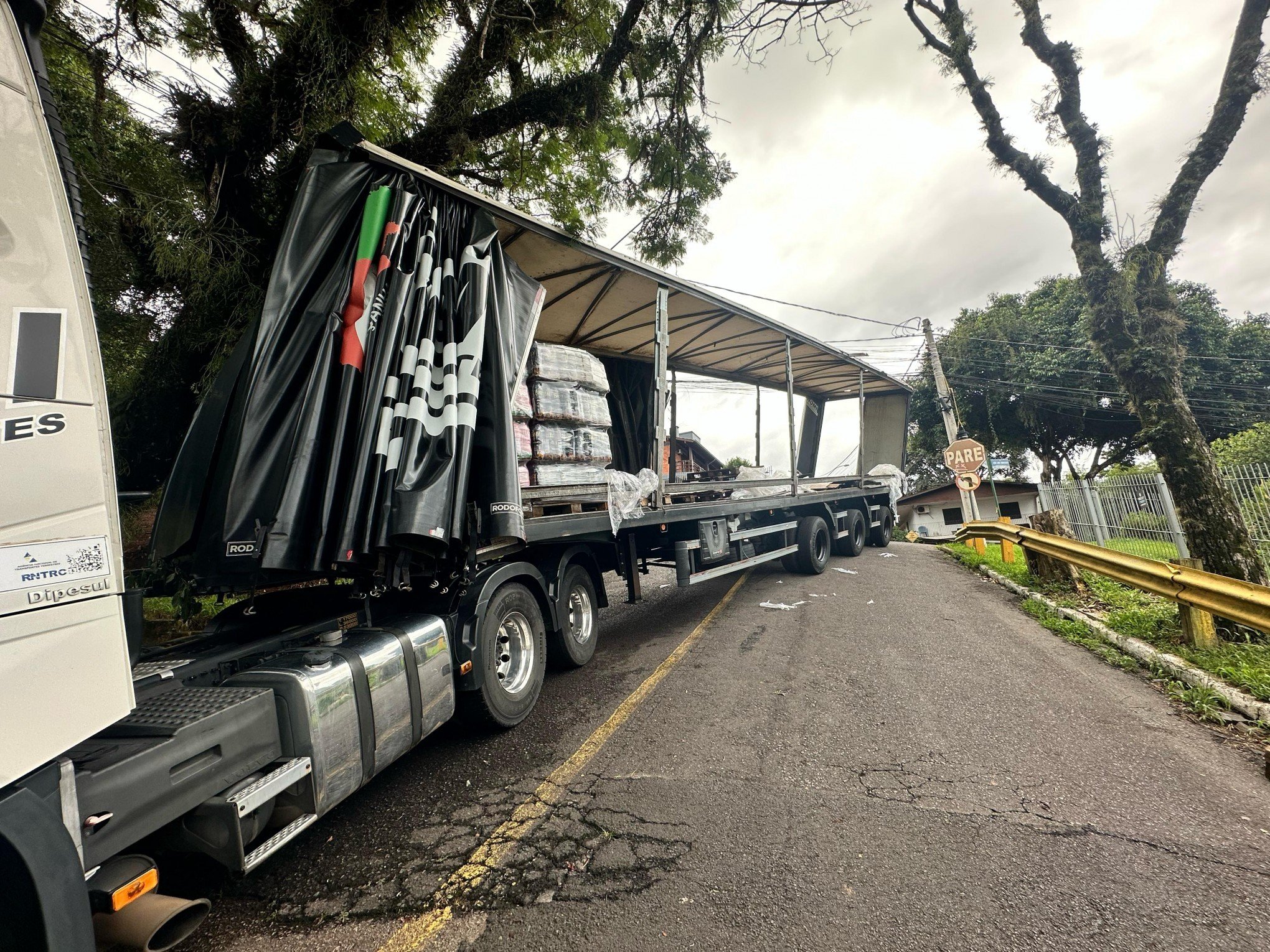 O que falta para retirada de carreta de energético encalhada há 32 horas em Novo Hamburgo