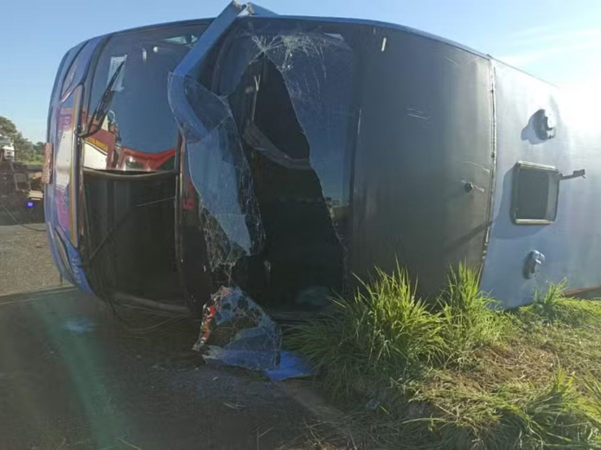 Crianças de 2 e 4 anos estão entre os 11 mortos em acidente com ônibus no Triângulo Mineiro; número de feridos aumenta