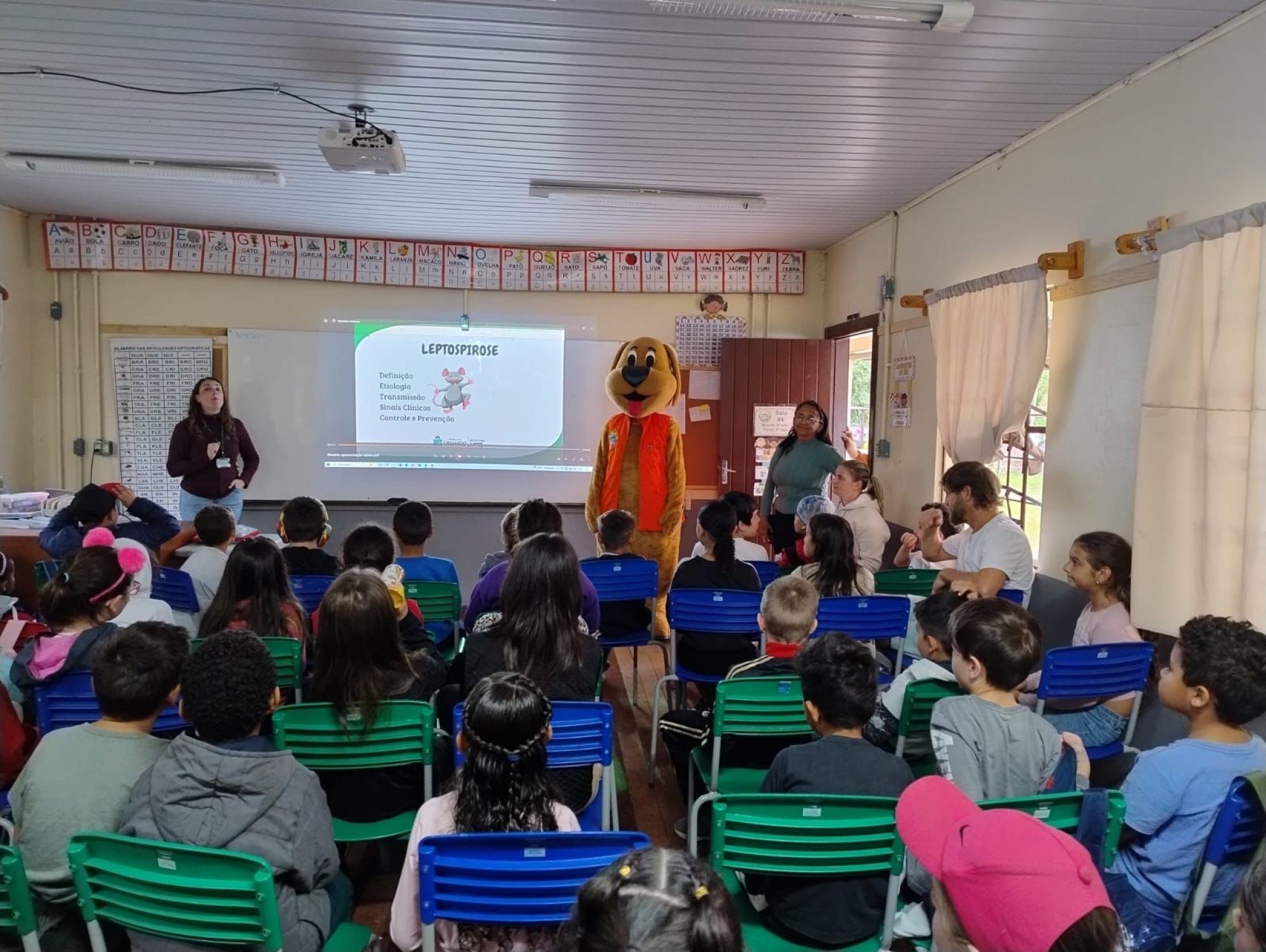 Castramóvel realiza palestras educativas em escolas de Gramado