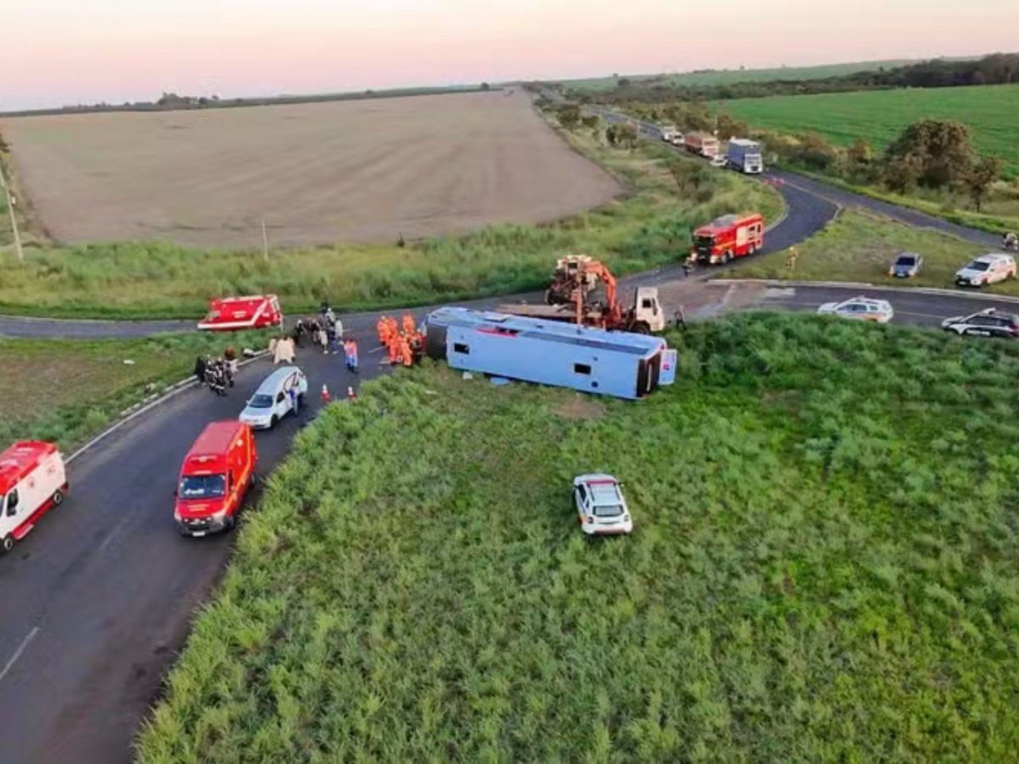 Ônibus tomba e mata pelo menos 10 pessoas; duas crianças estão entre as vítimas