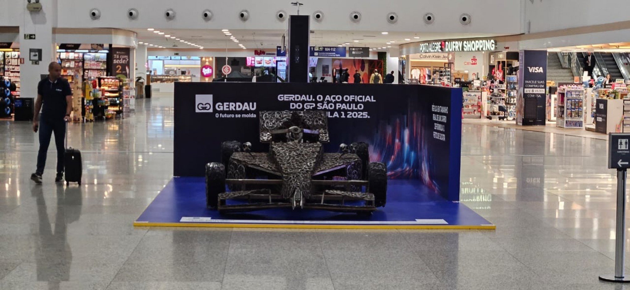 Aeroporto Salgado Filho recebe réplica em tamanho real de carro de Fórmula 1