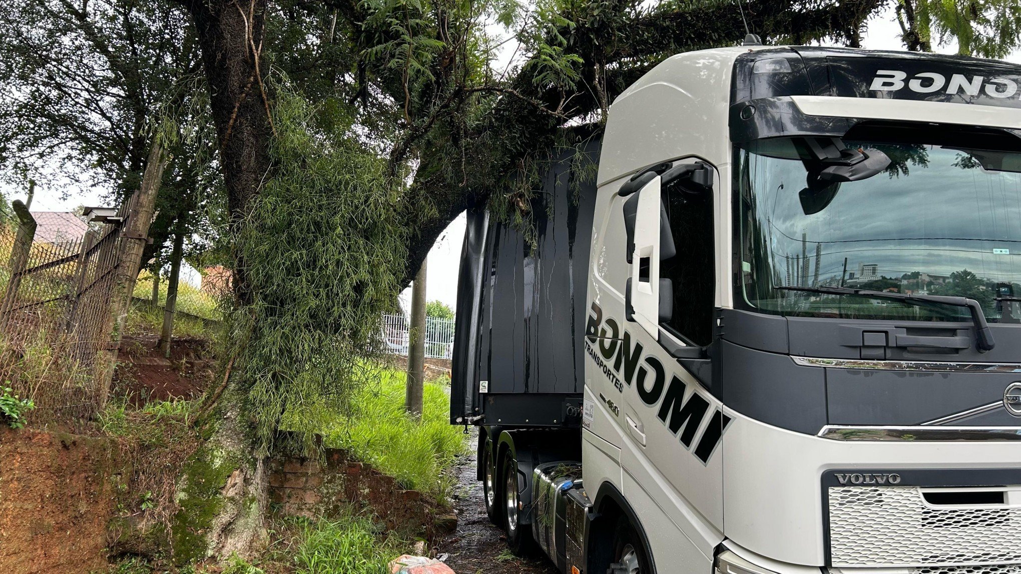 Após quase 40 horas, carreta de energéticos é retirada de rua de Novo Hamburgo