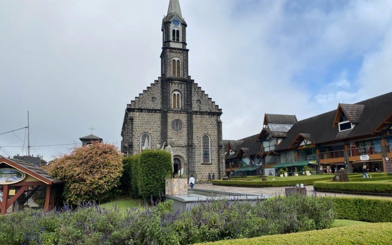 Sol e nuvens em Gramado, Centro de Gramado, Igreja São Pedro