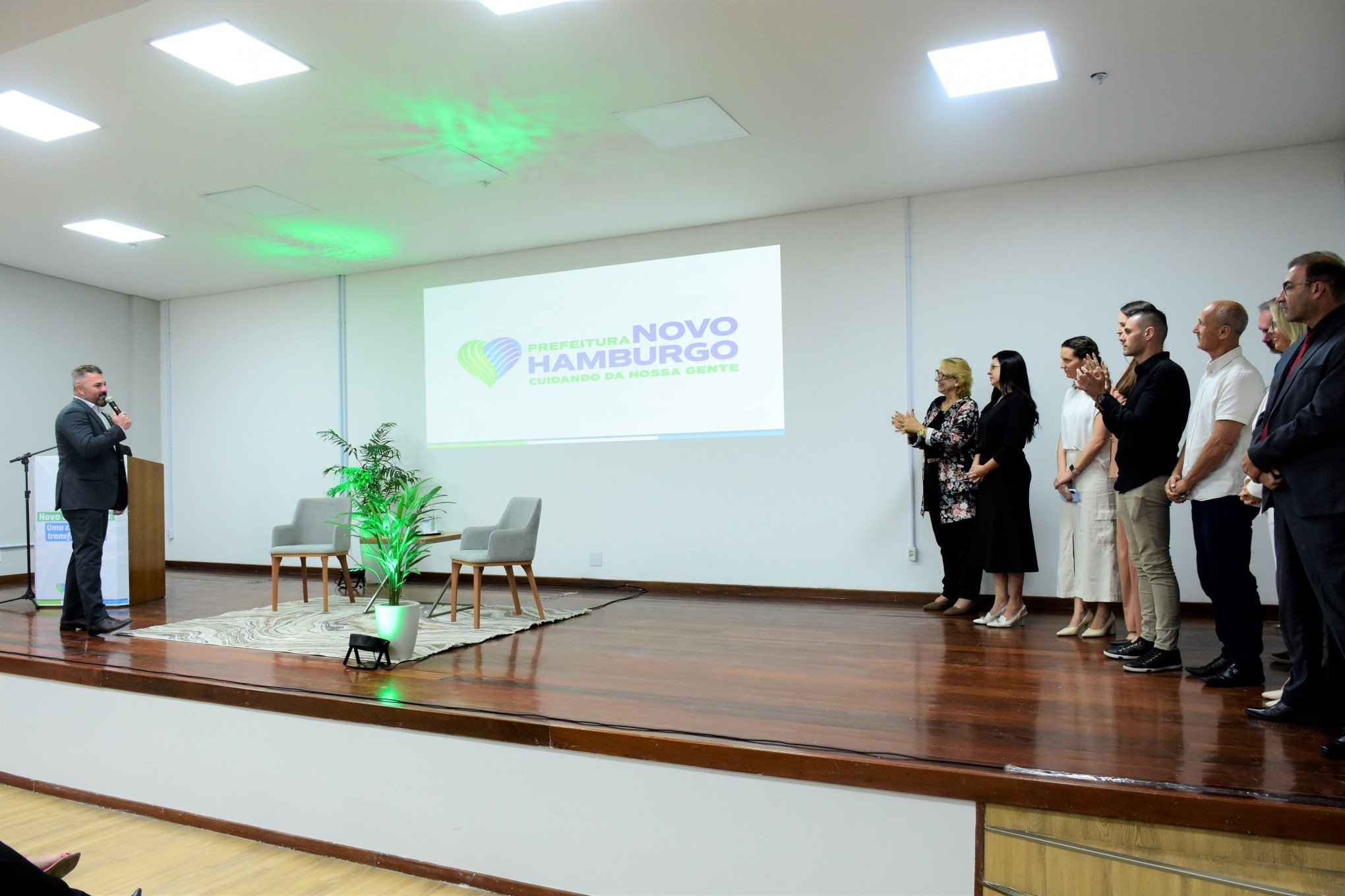 Em balanço dos 100 dias, Finck volta a falar de dívidas e projeta obras