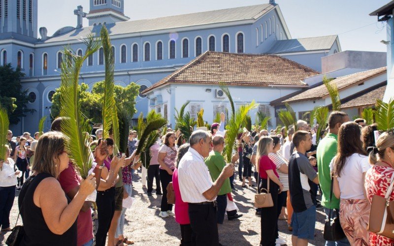 Missa de Domingo de Ramos de 2024, presidida pelo bispo Dom João Francisco Salm na Catedral São Luiz Gonzaga, em Novo Hamburgo. | abc+