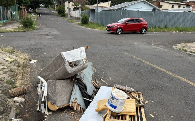 Moradores empilharam móveis velhos para sinalizar buraco na rua Venâncio Aires, no bairro Canudos