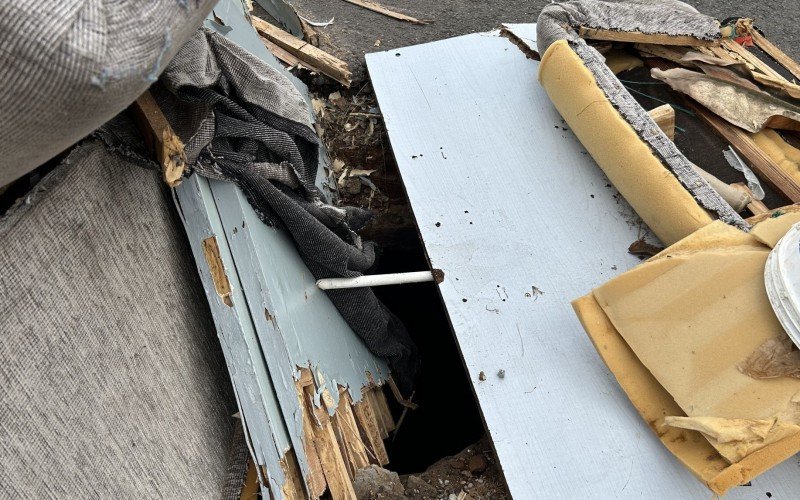 Moradores empilharam móveis velhos para sinalizar buraco na rua Venâncio Aires, no bairro Canudos