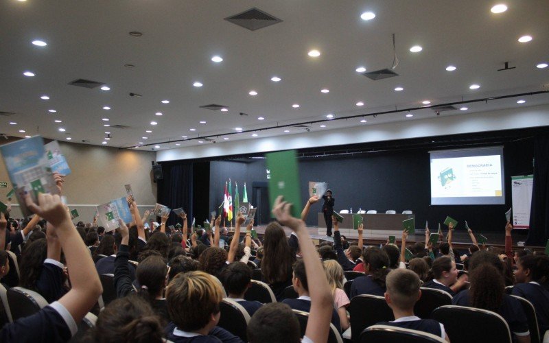 Estudantes da rede municipal participaram do projeto STF na Escola nesta quinta-feira (10)
