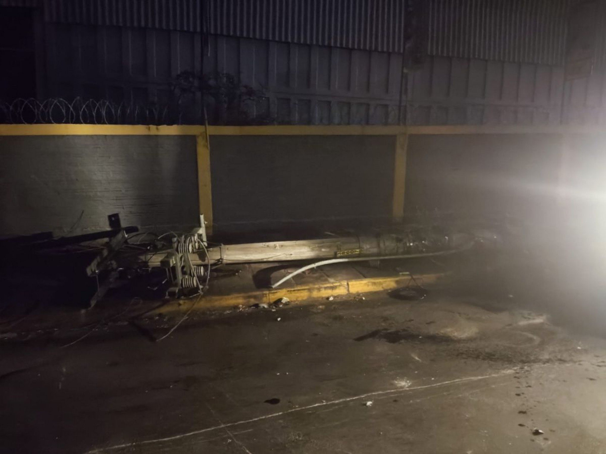 Poste foi derrubado por caminhão na Rua São Leopoldo