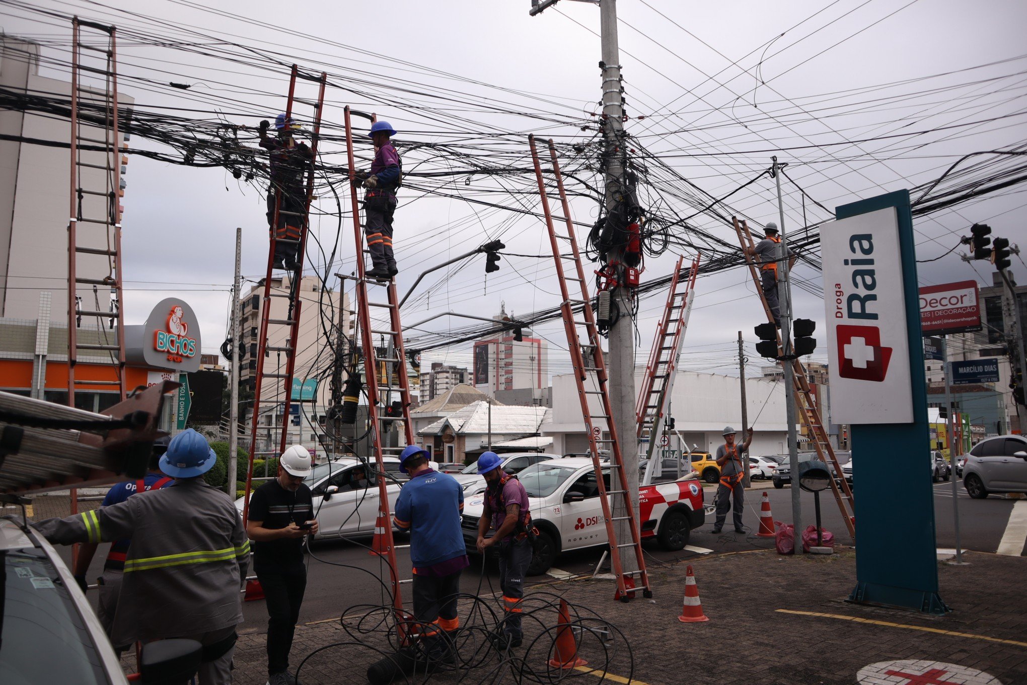 Centenas de metros de fios soltos são retirados das ruas de Novo Hamburgo