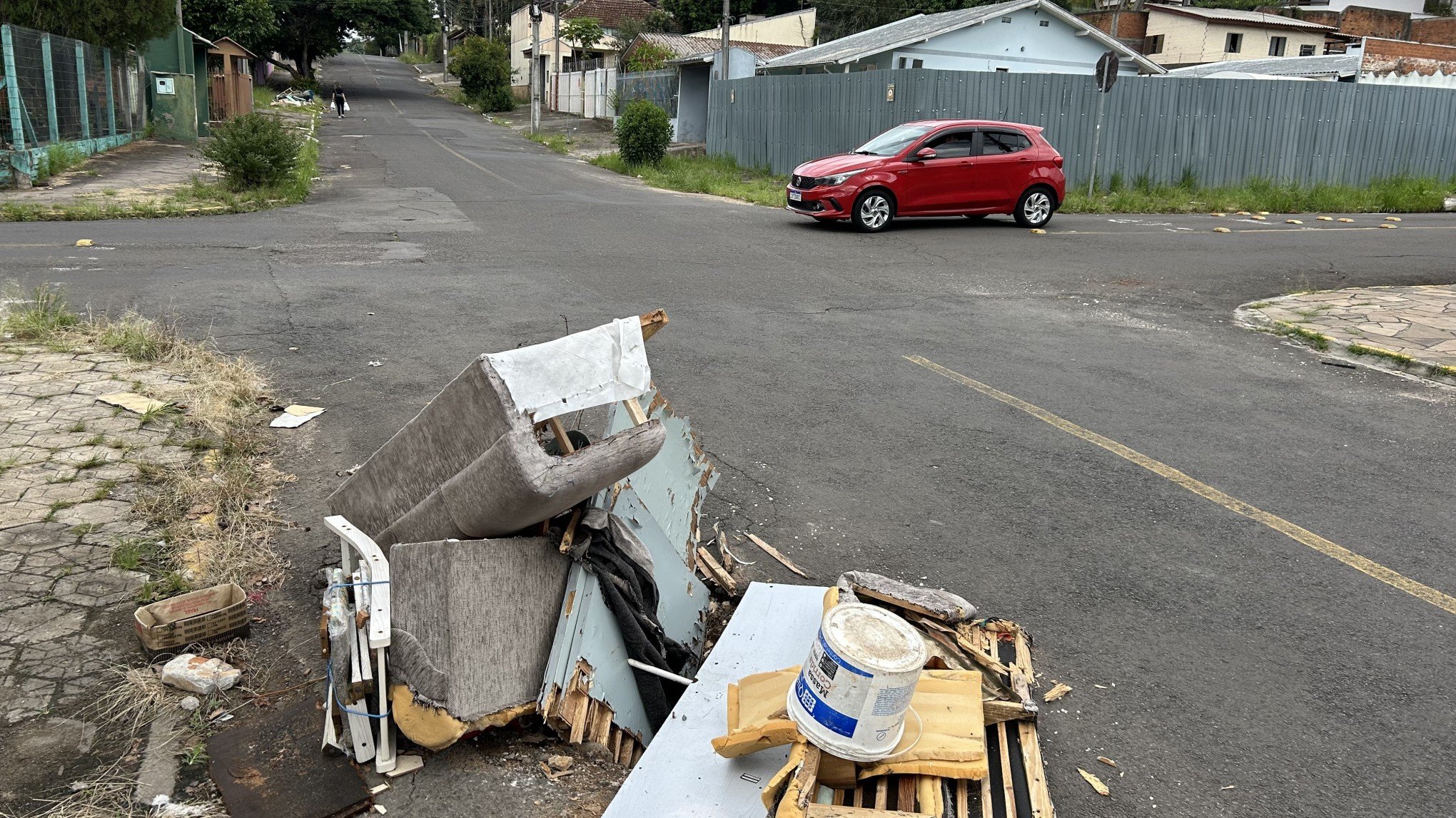 Moradores encontram alternativa inusitada para sinalizar cratera após acidente: "Está muito perigoso"