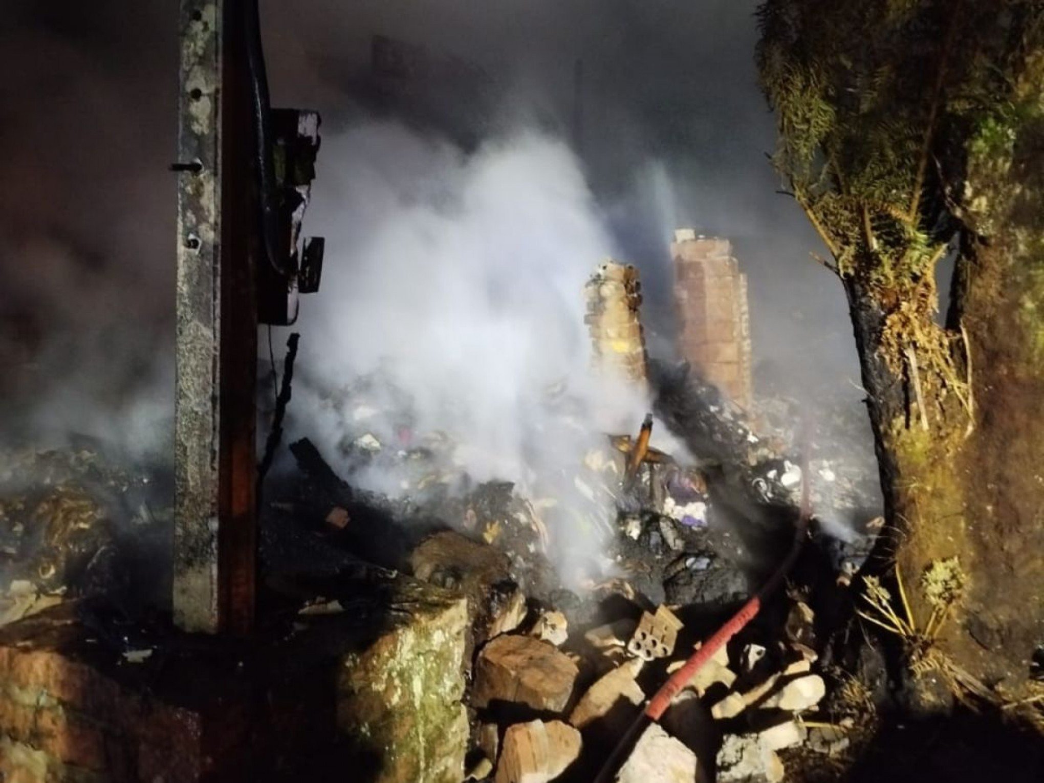 Casa pega fogo e corpo de morador é encontrado carbonizado em Gramado