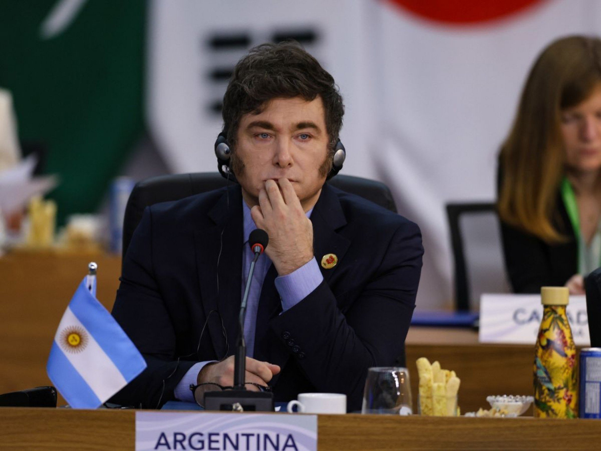 Reforma trabalhista de Milei permite jornada de 12 horas e limita greve na Argentina