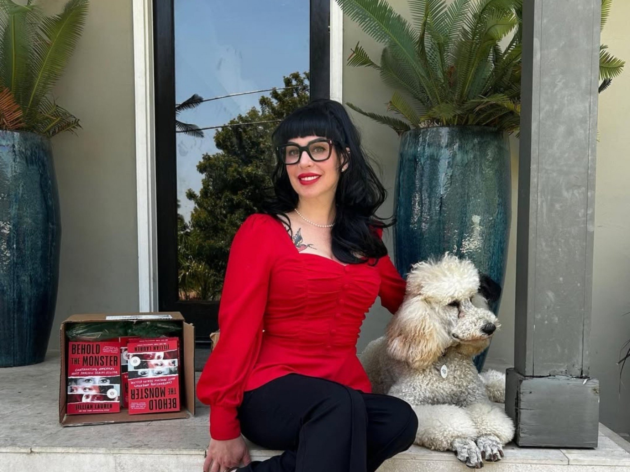Baleada e presa? Entenda o que aconteceu com escritora e esposa de membro da banda Weezer