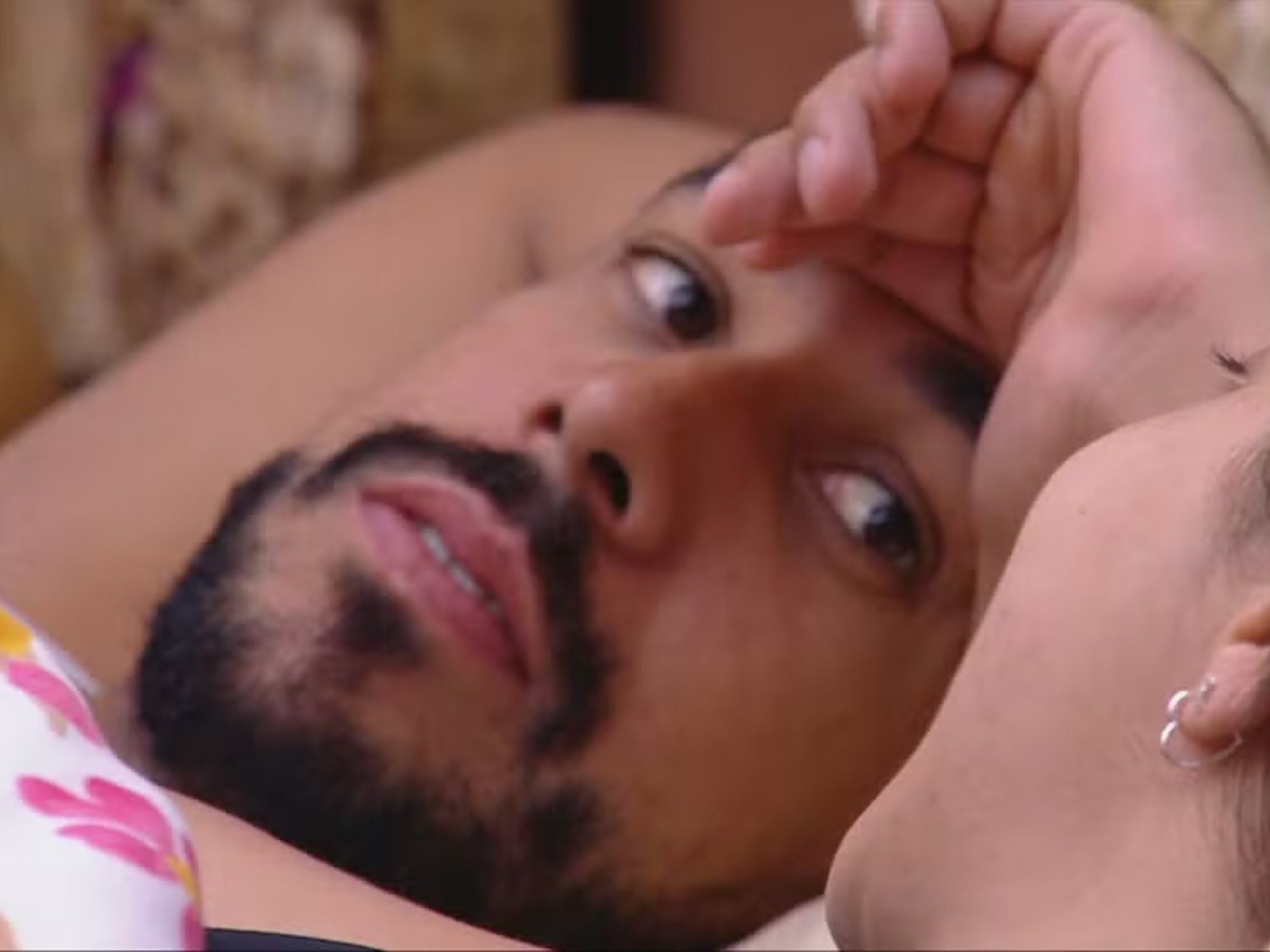 BBB: Público pede expulsão de brother e denuncia comportamento com sister durante madrugada; entenda