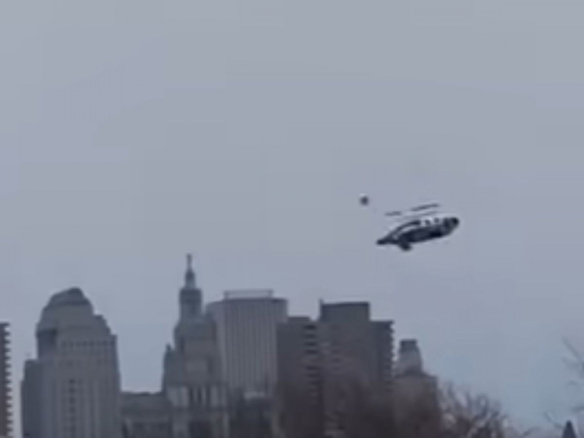 VÍDEO: Veja momento da queda de helicóptero no Rio Hudson, em Nova York