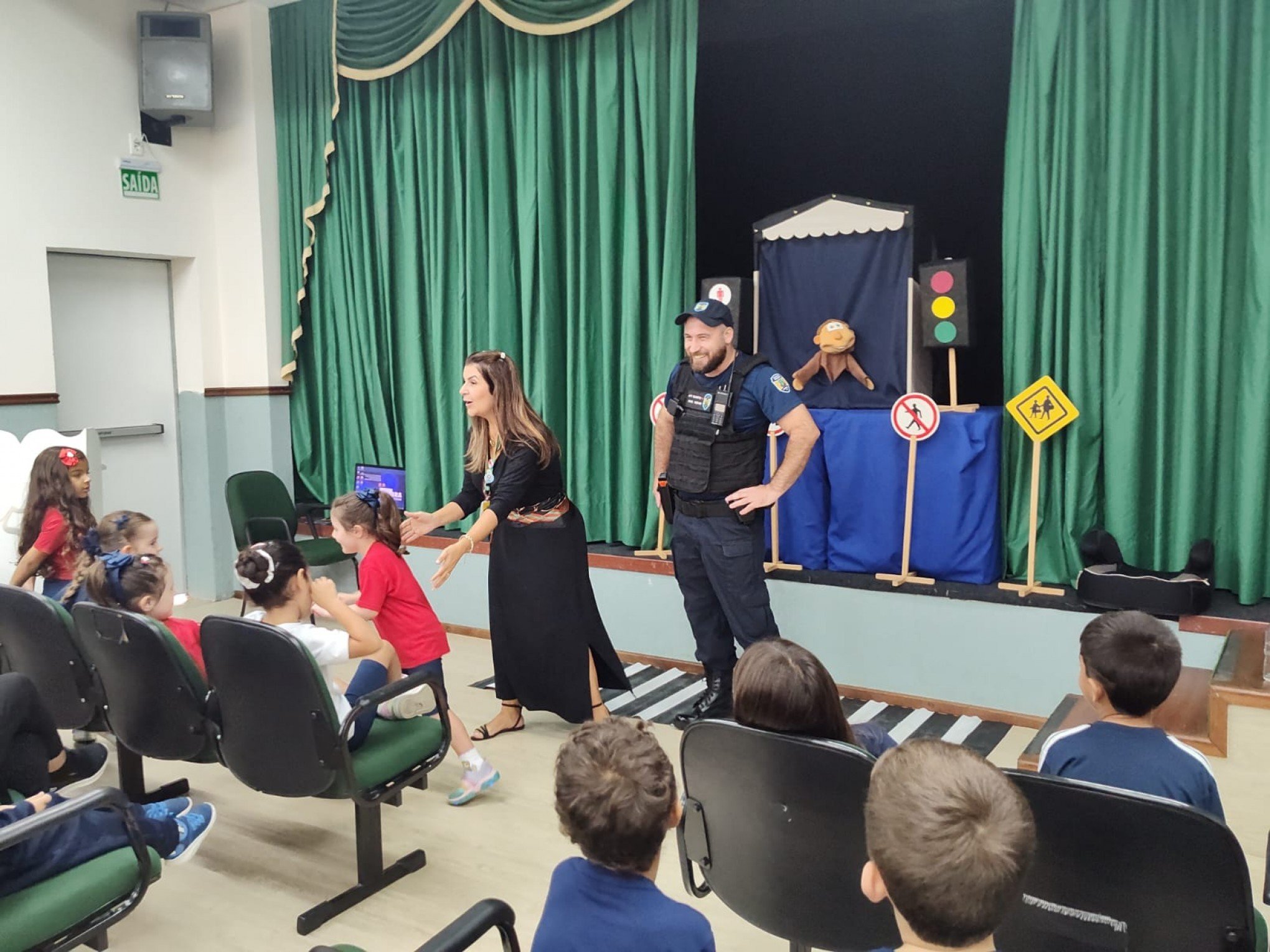 Alunos do Cristo Redentor assistem teatro sobre regras de trânsito