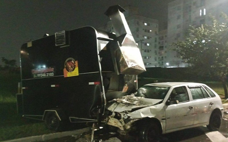 Acidente, na noite da última segunda-feira (7), interrompeu o serviço do Churrasquinho do Juba na Armando Fajardo