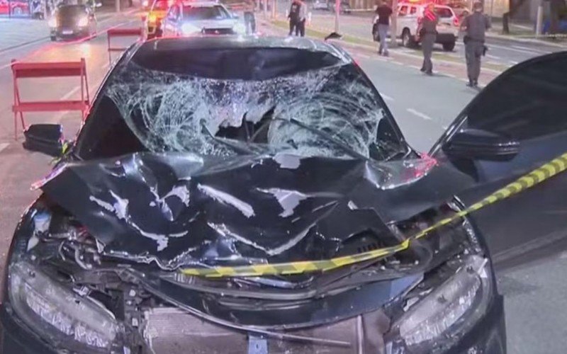 Estado do carro após atropelamento de jovens na faixa de pedestres em São Paulo / jovens atropeladas | abc+