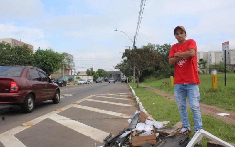 Juliano Flores diante do local em que, durante um ano, permaneceu seu trailer na Rua Armando Fajardo, no bairro Igara, em Canoas