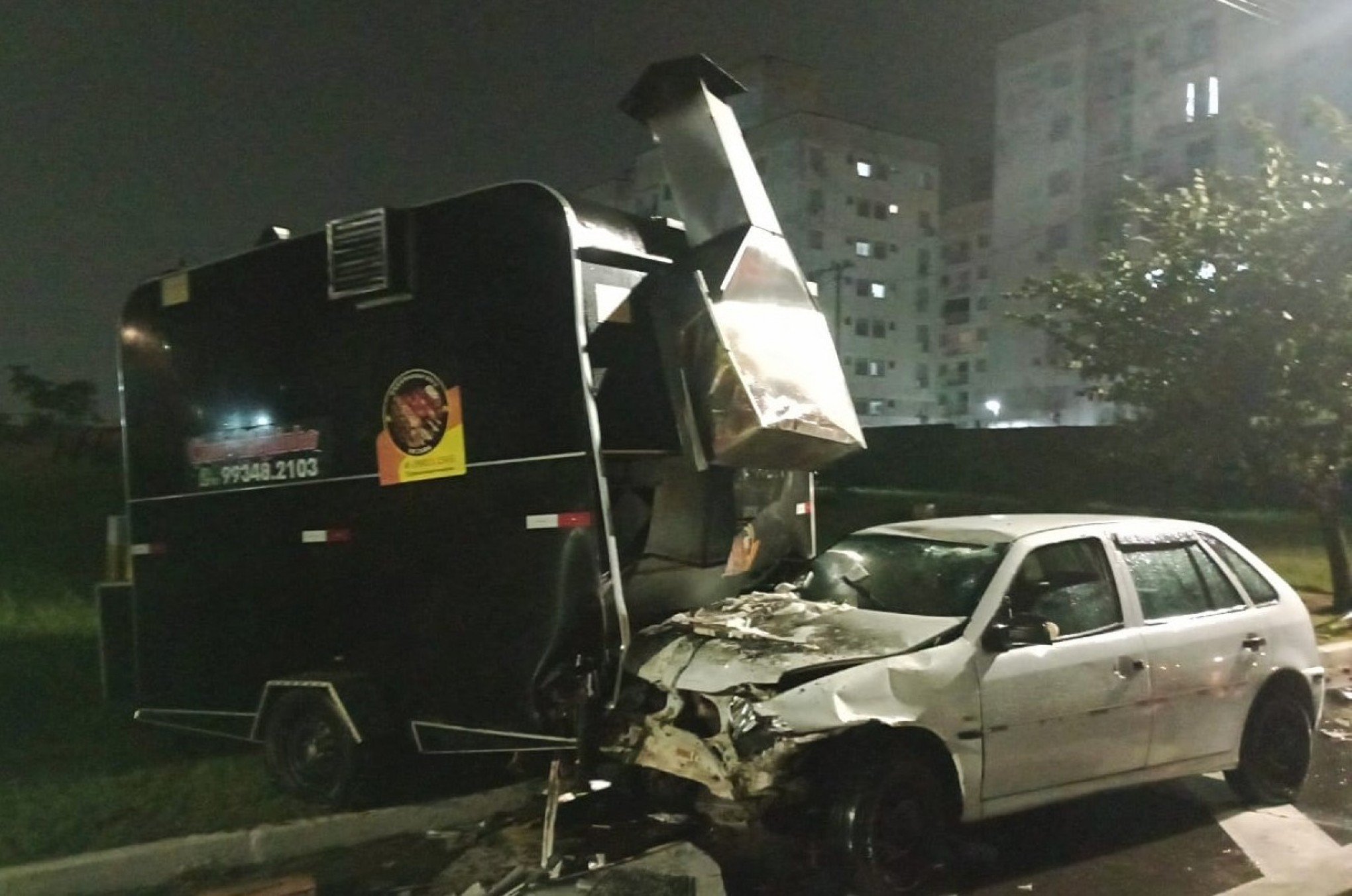 "Se estivesse no trailer, estava morto", diz dono de food truck após acidente em Canoas