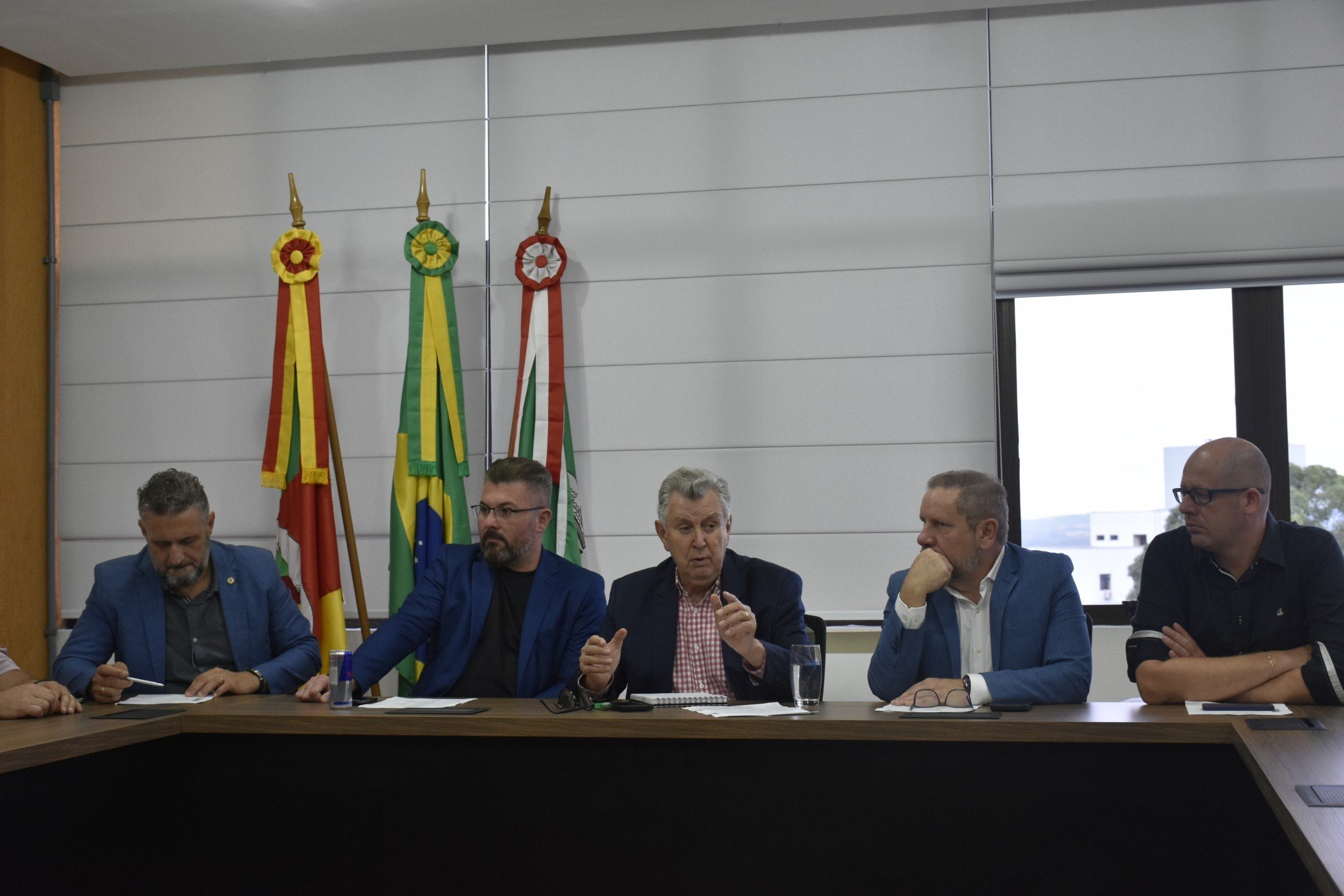 Projetos para prevenção de novas enchentes são debatidos em reunião com prefeitos e palestras na Câmara de Vereadores