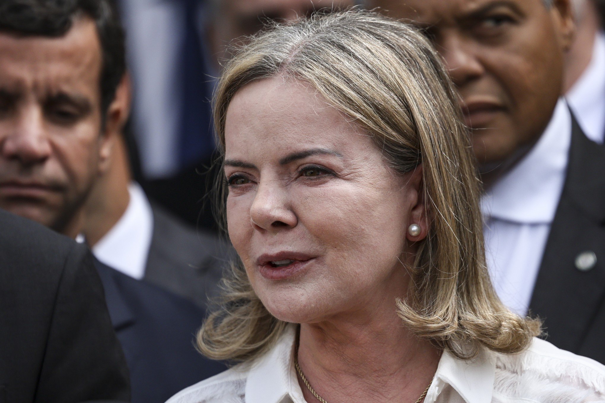 Gleisi fala em "crise institucional" se Câmara pautar anistia